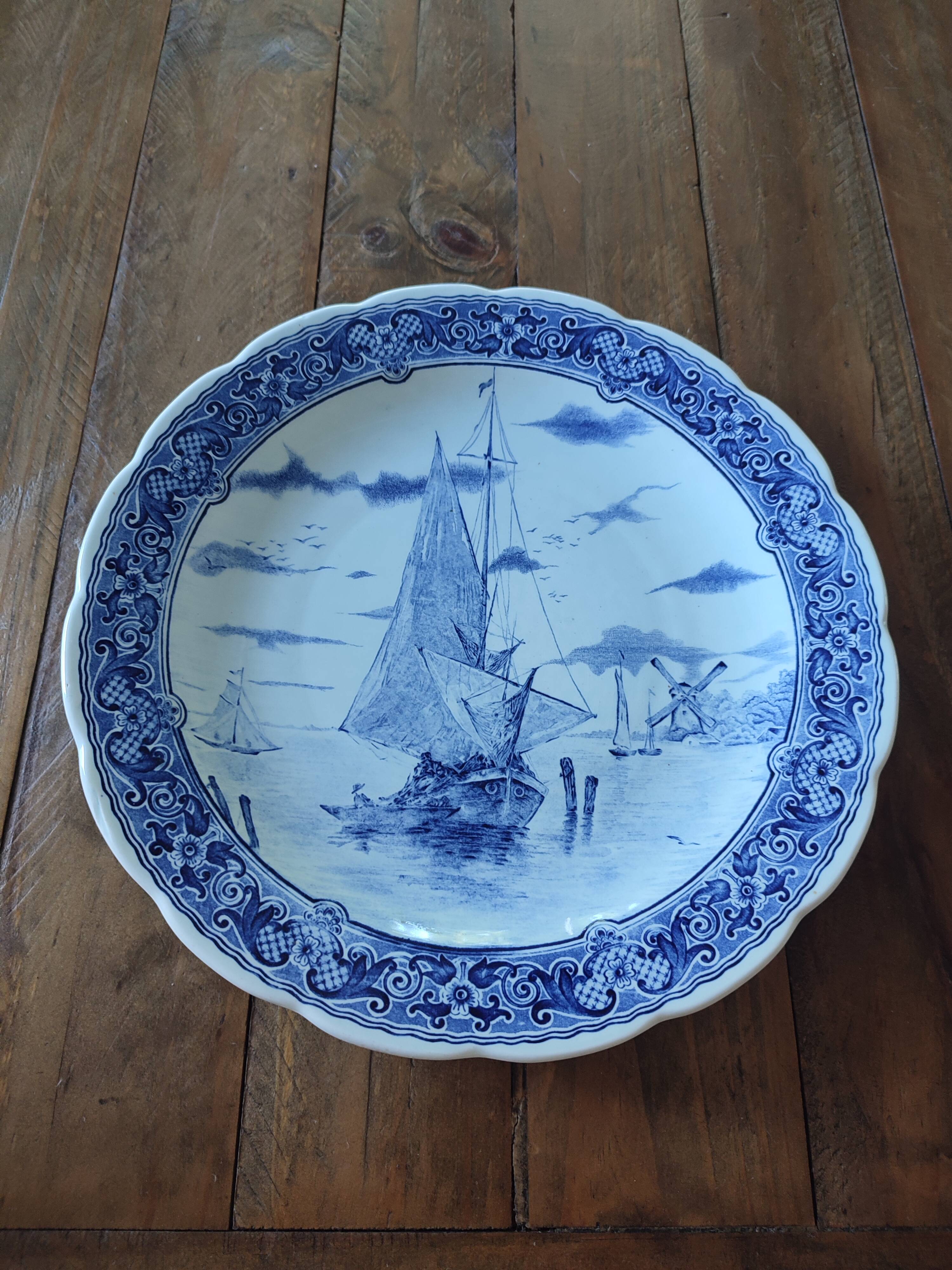 Decorative wall plate in Delft Blue