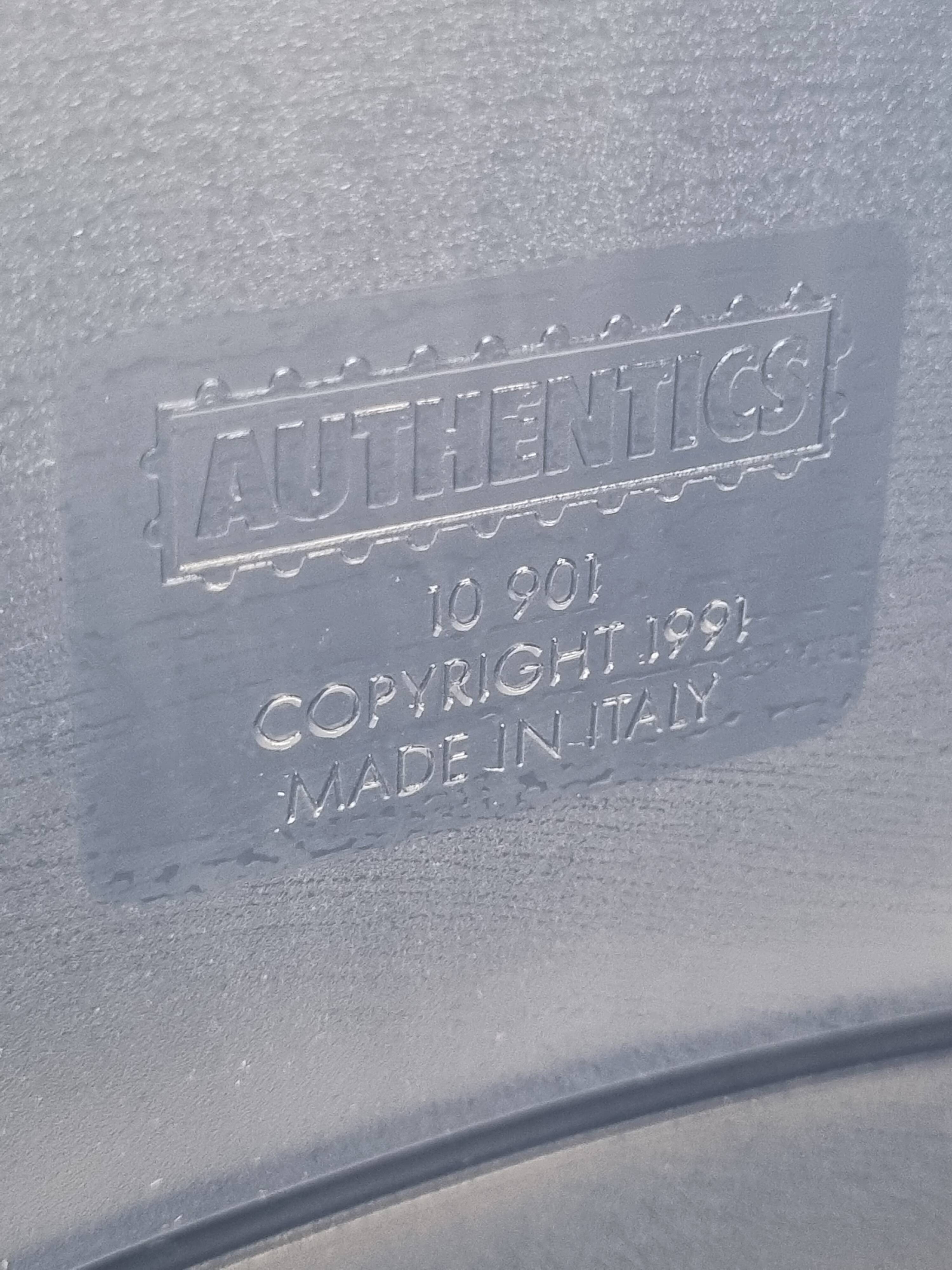 "Wave" magazine rack, design by Maier-Aichen for Authentics, Made in Italy, 90s