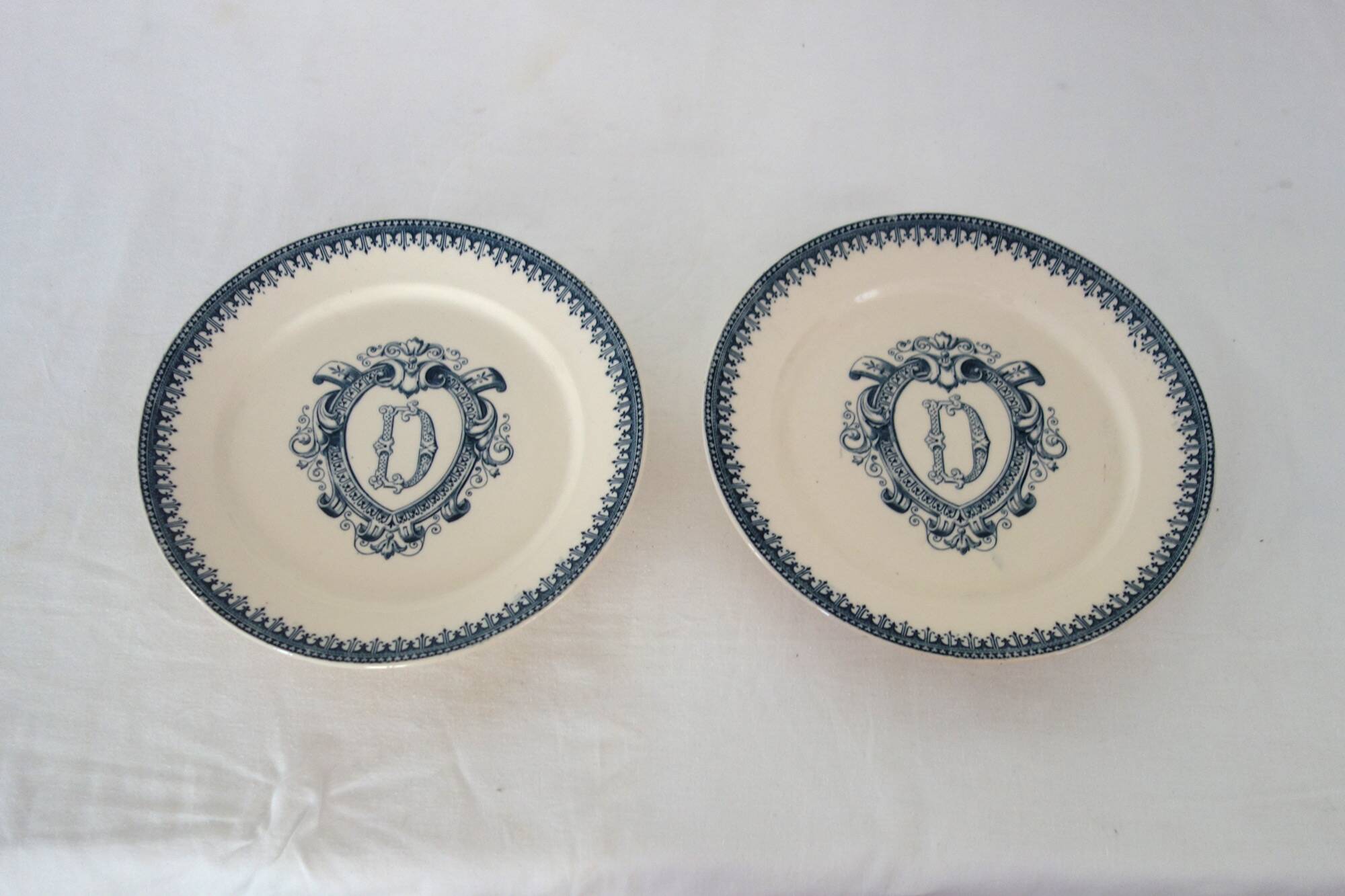 2 plates on foot Terre de fer Vermont & Blanchet circa 1900