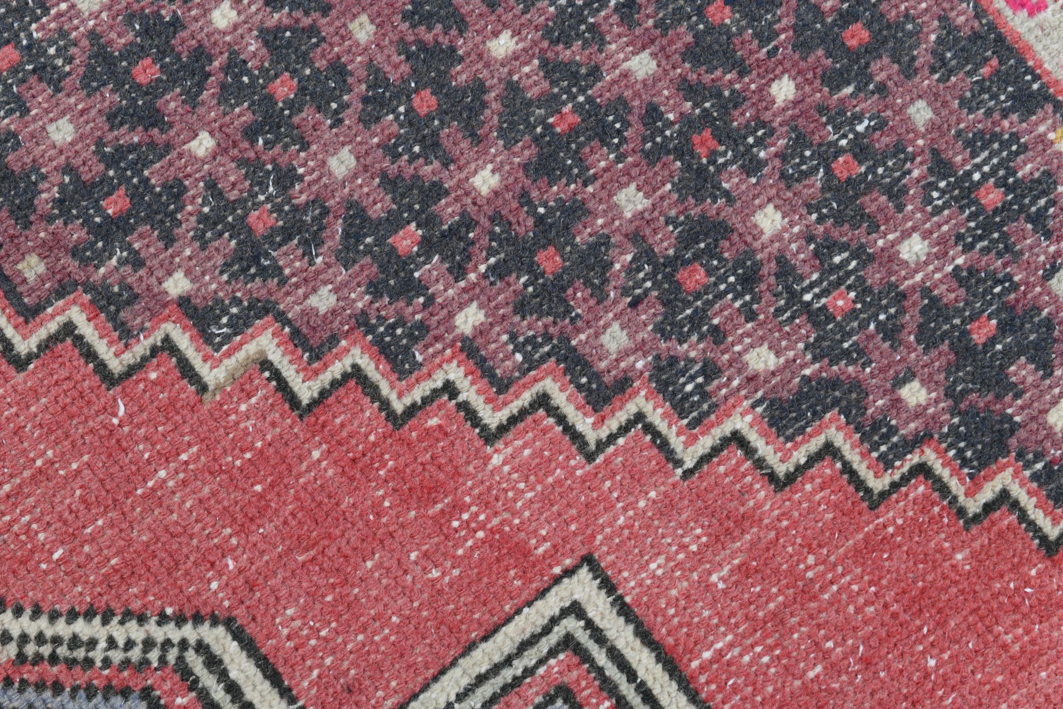 4x8 Pale Red Geometric Vintage Rug, 129x258Cm