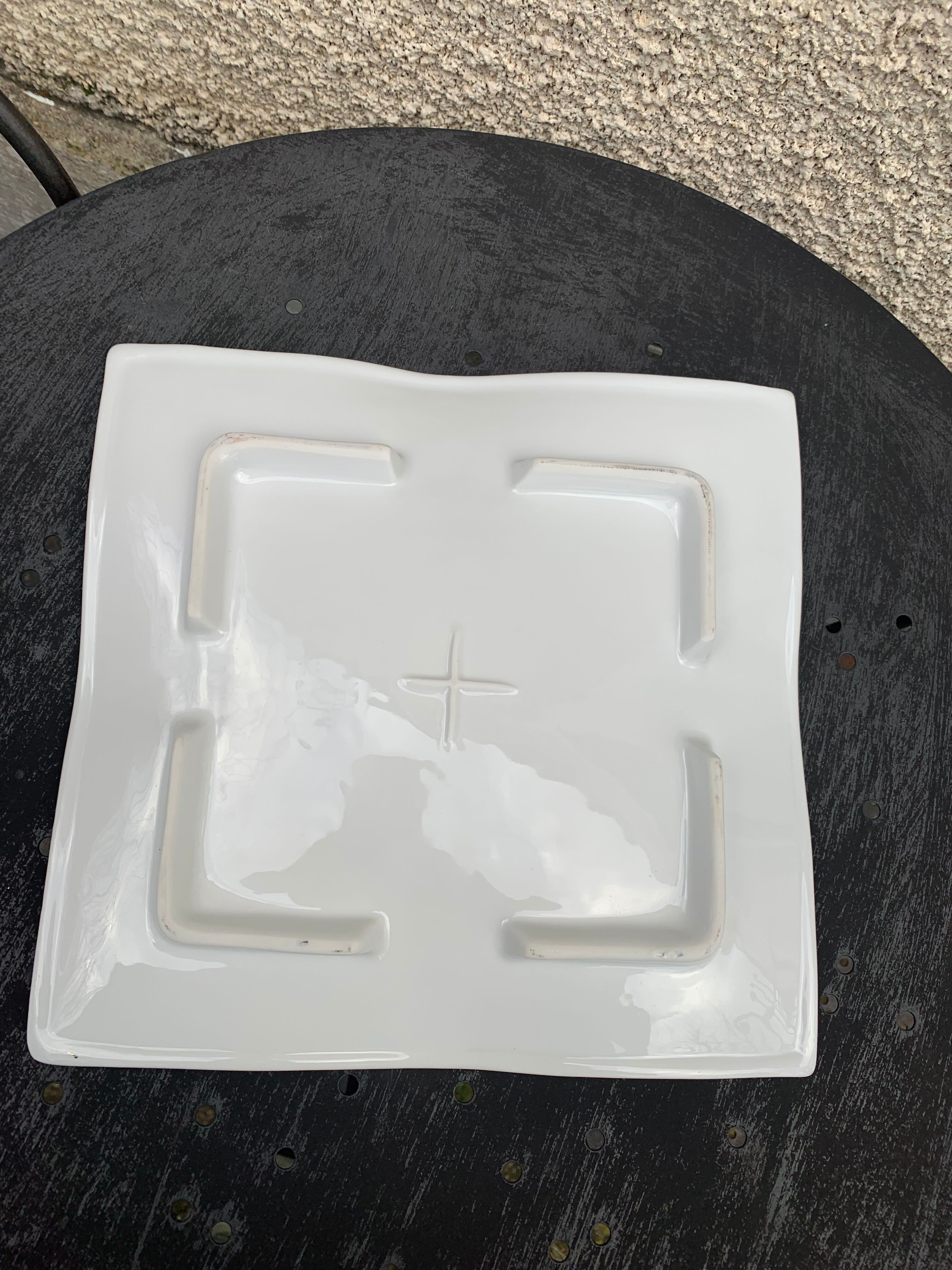 6 white glazed ceramic plates vague design and contemporary patterns