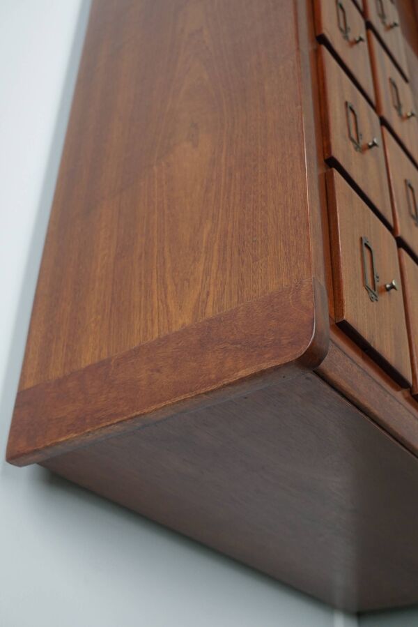 Meuble de rangement/d'apothicaire ou classeur vintage en bois dur hollandais du milieu du siècle