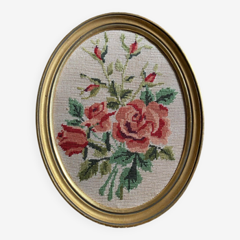 Cadre ovale tapisserie bouquet de roses.