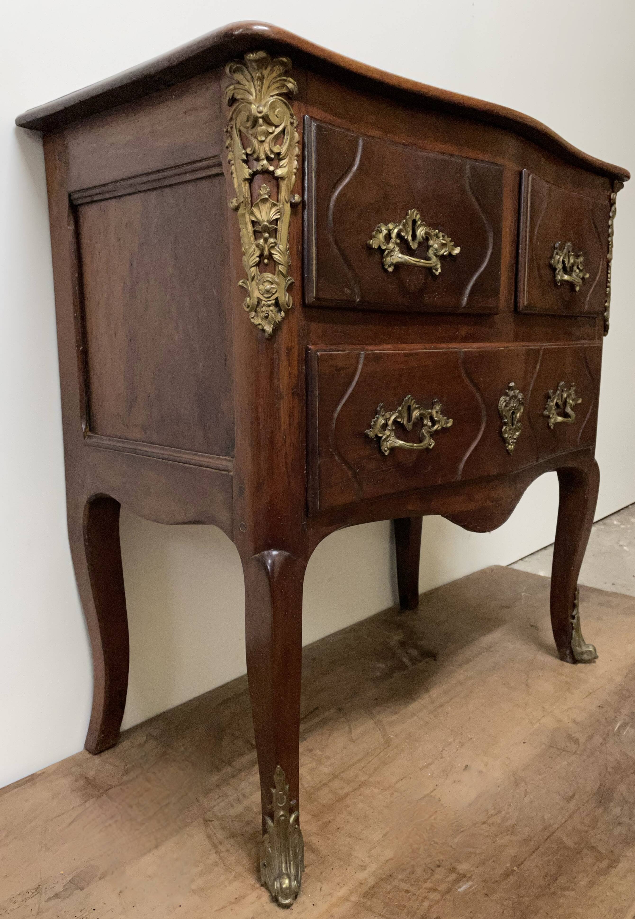 Chest of drawers with curved facade of the nineteenth century