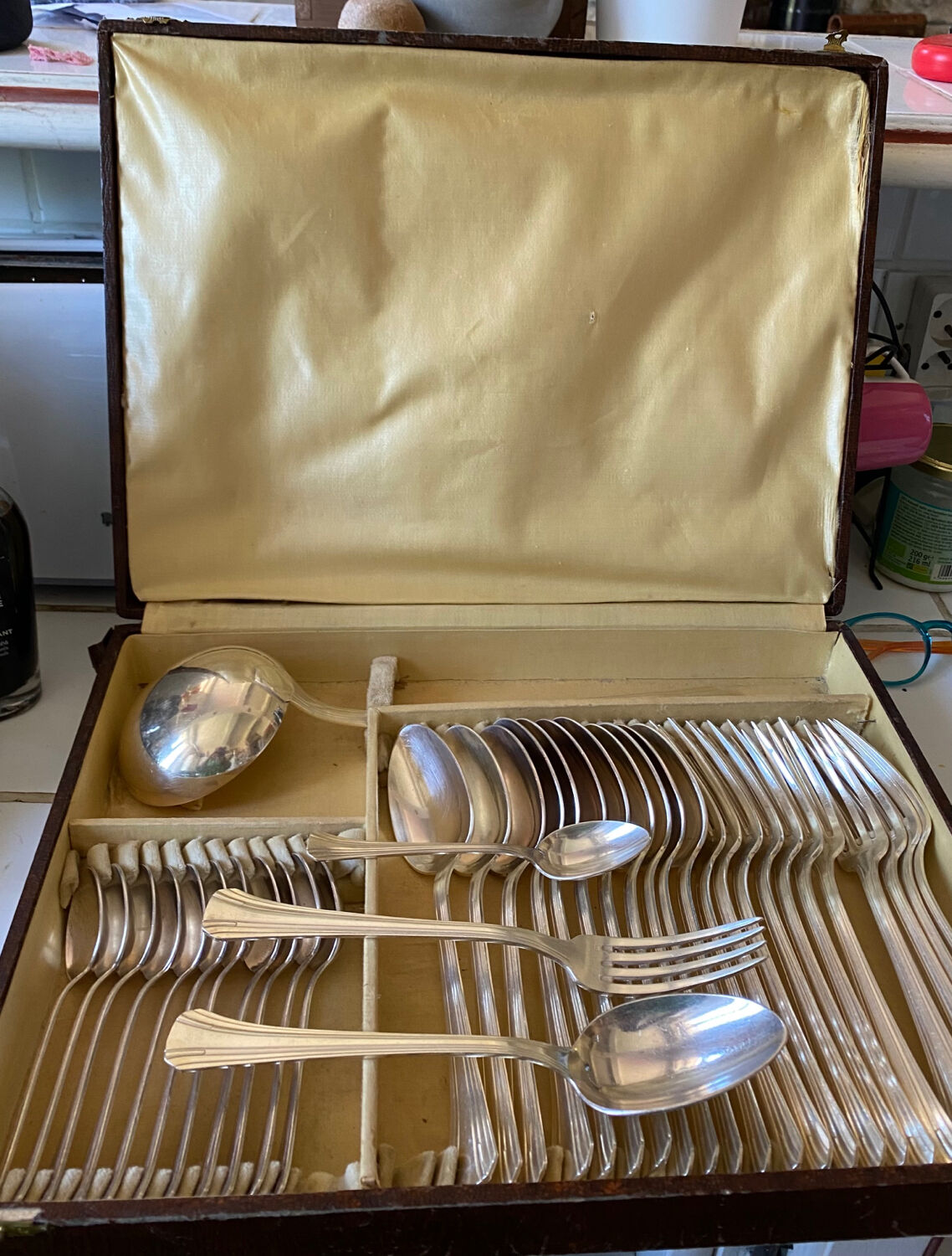 Silver metal cutlery set