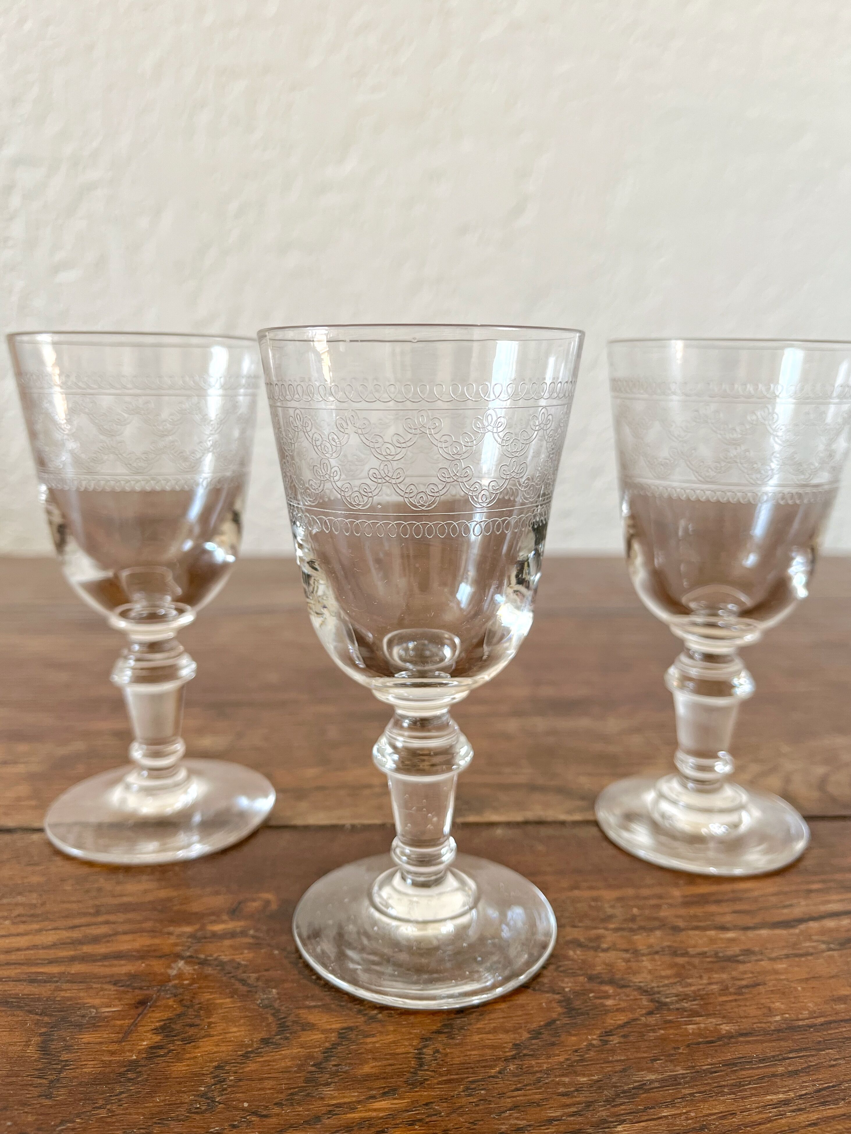 3 stemmed white wine glasses in engraved glass from the 19th century