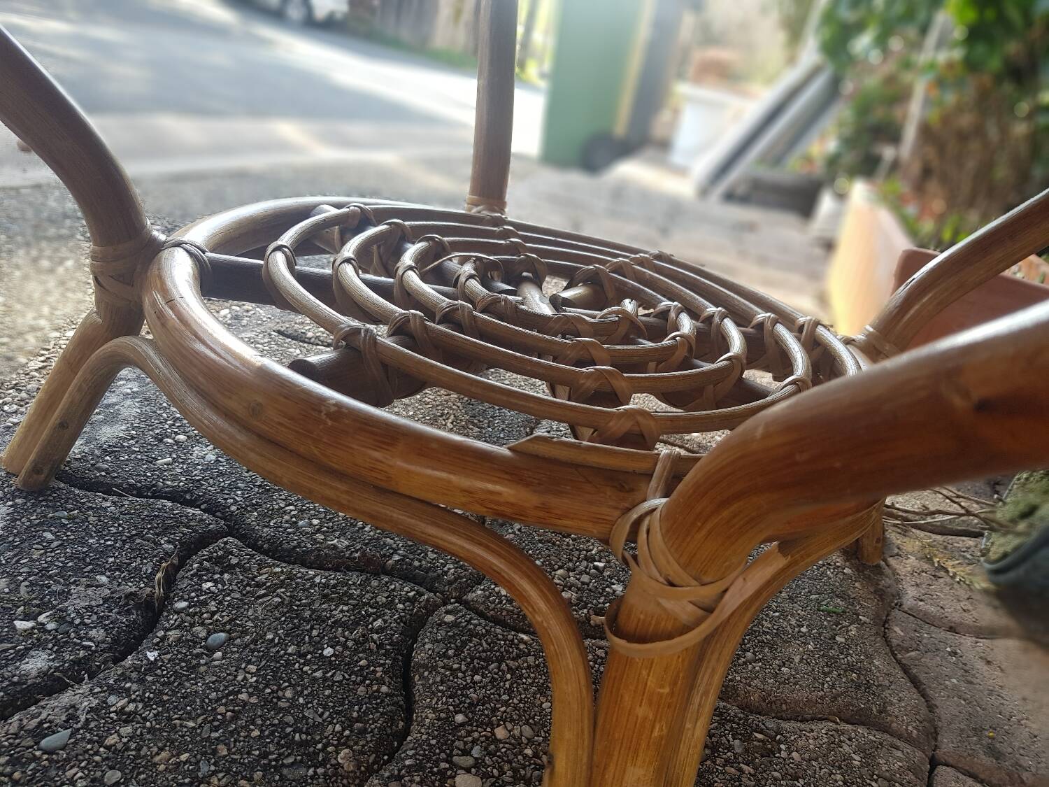 Round garden coffee table