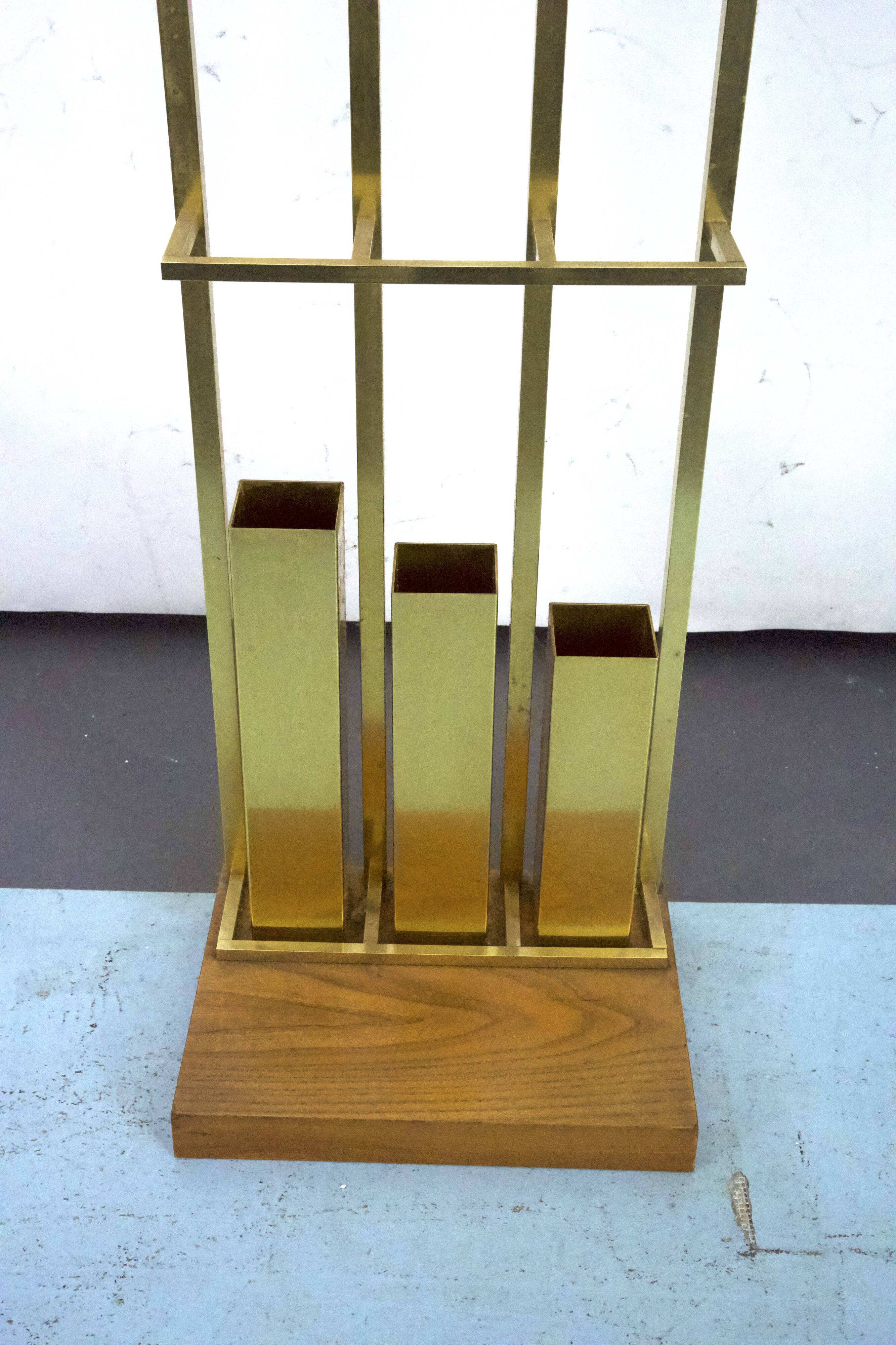 Portemanteau en laiton et bois du milieu du siècle. Italie années 1970