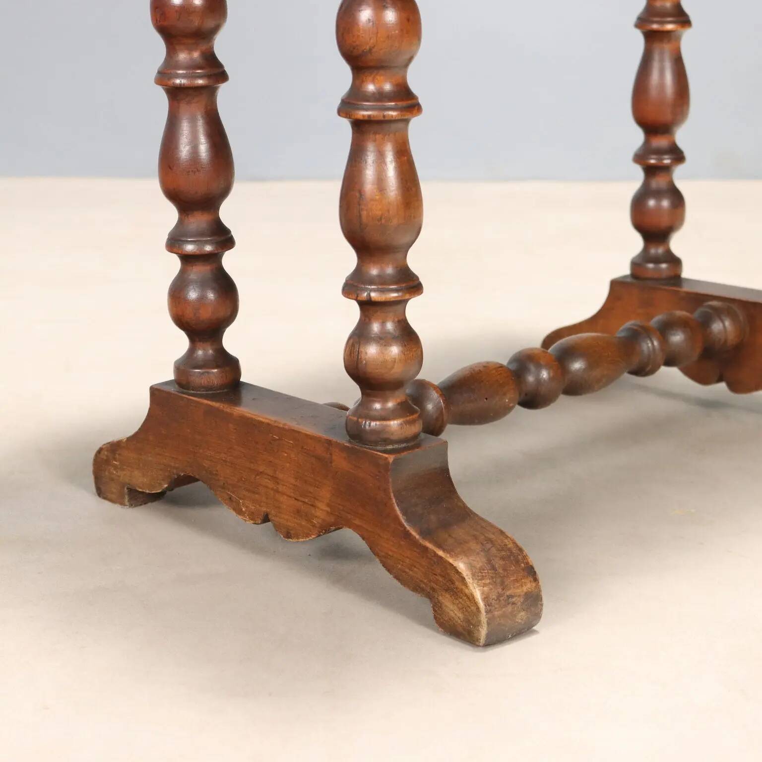 Antique sewing table in walnut and cherry wood, 19th century.