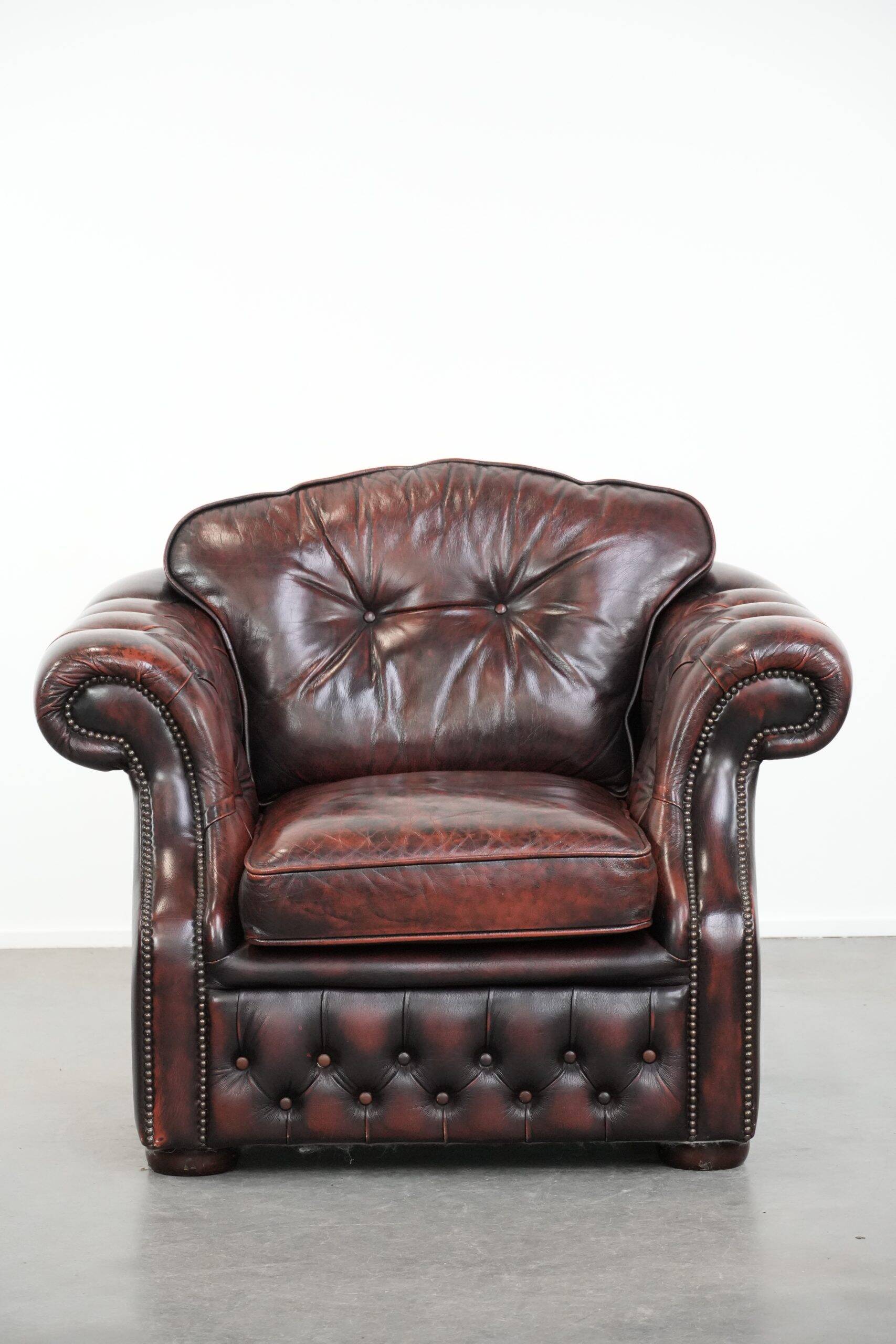 Fauteuil Chesterfield en cuir marbré rouge de style anglais