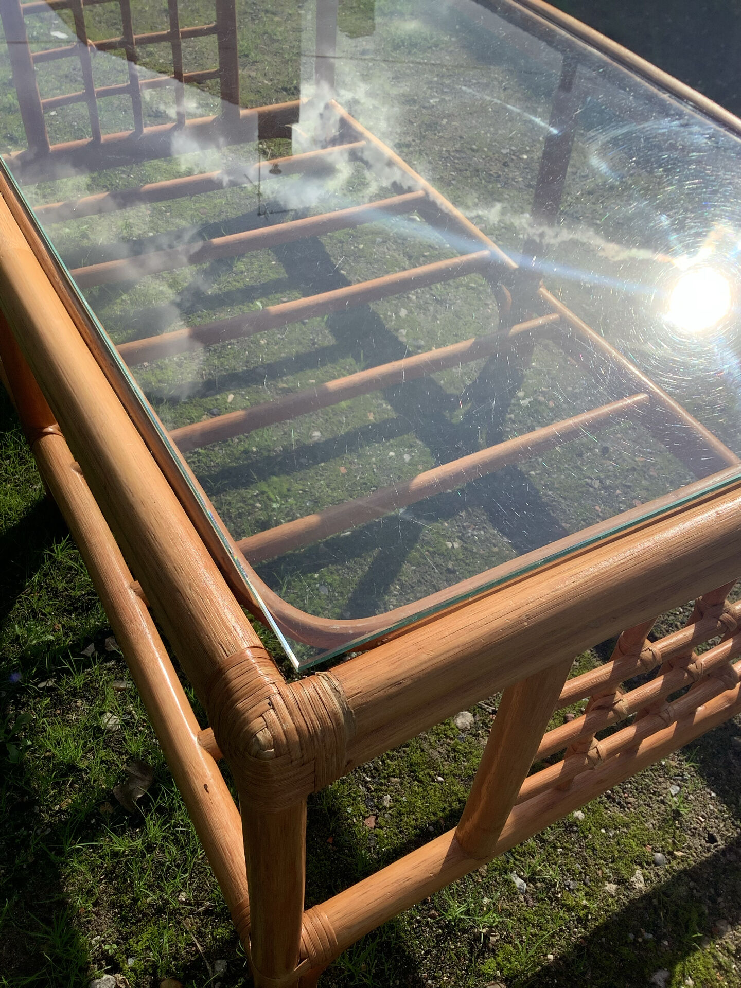 Table basse vintage en rotin et verre