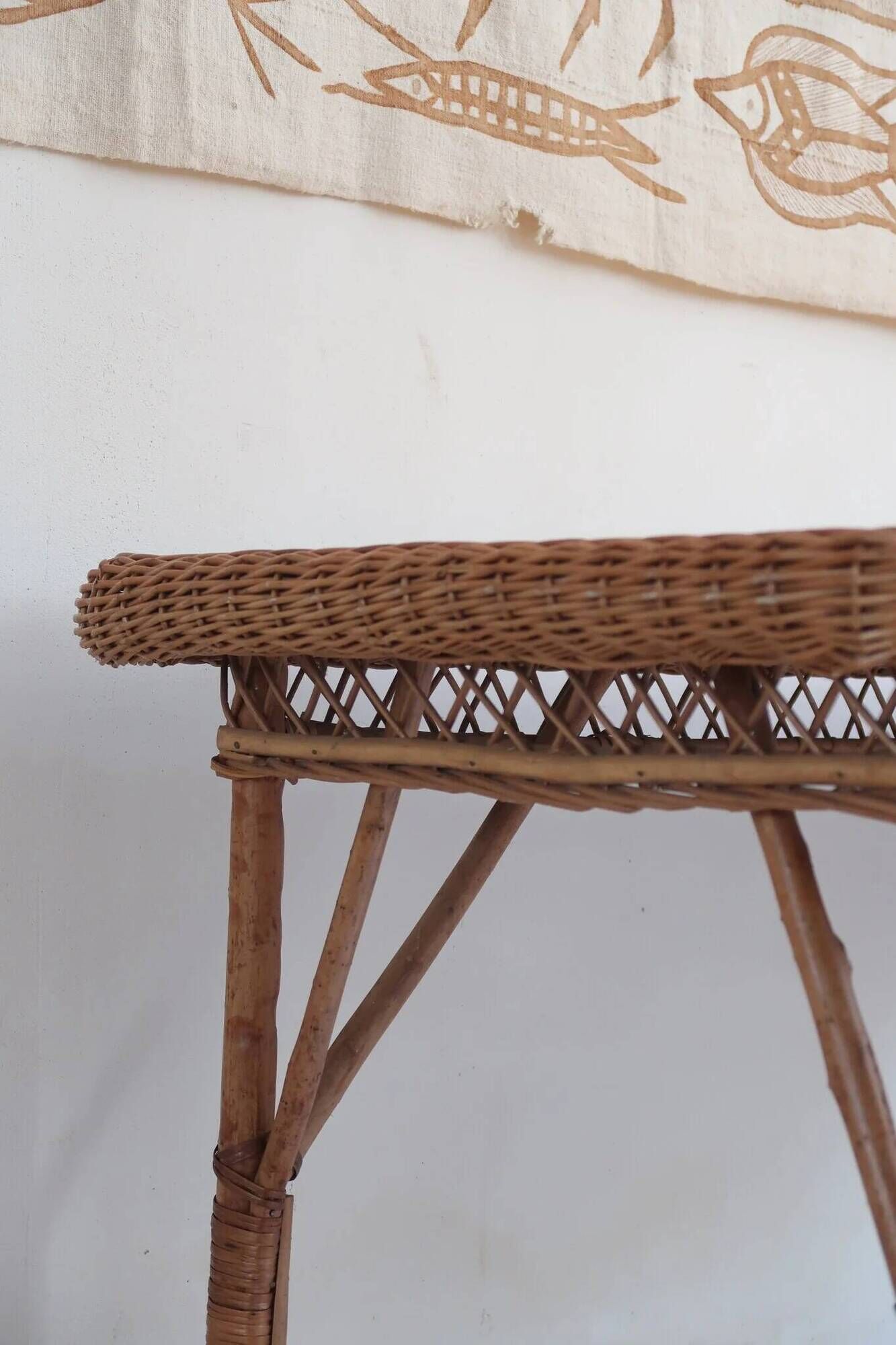 Table à manger en rotin et osier, plateau en hêtre, années 60