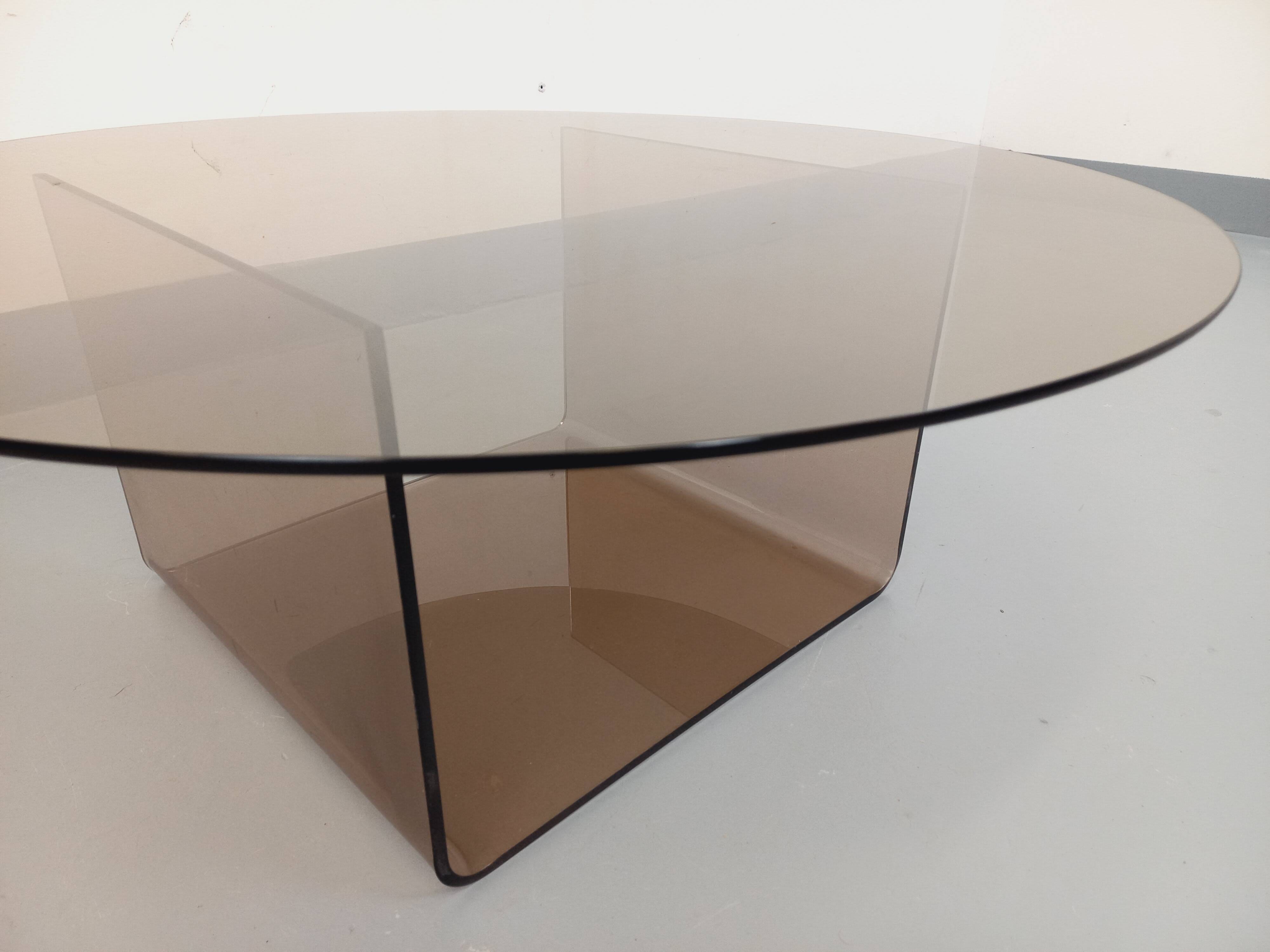 Vintage round coffee table in glass and plexiglass, Space Age style from the 70s.