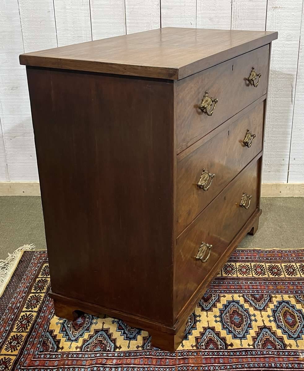 English commode with 3 drawers from the 19th century in mahogany.