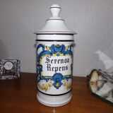 Apothecary pot with pharmacy porcelain of dismissal