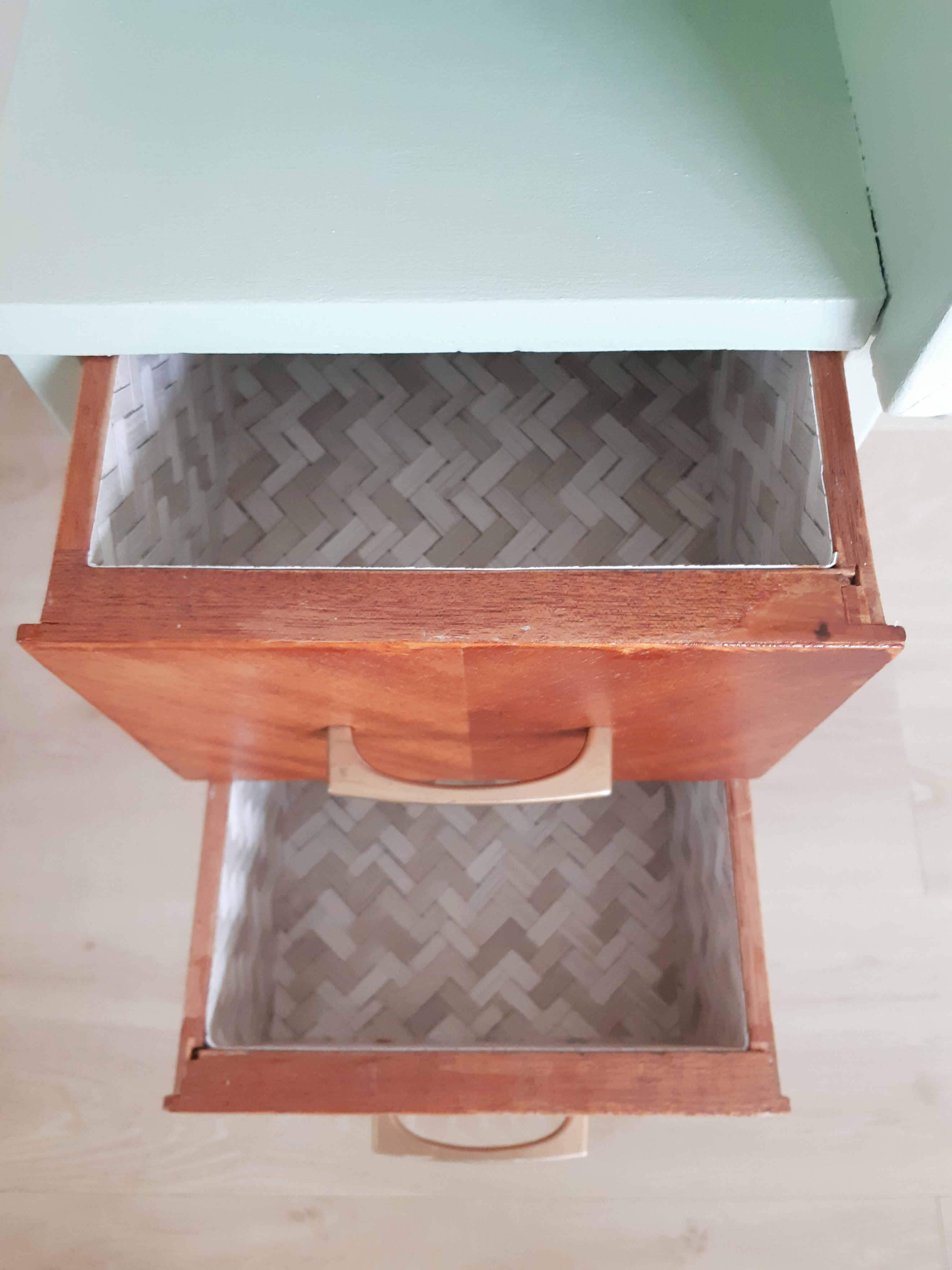 Bureau en bois vintage années 50 vert d'eau pieds compas