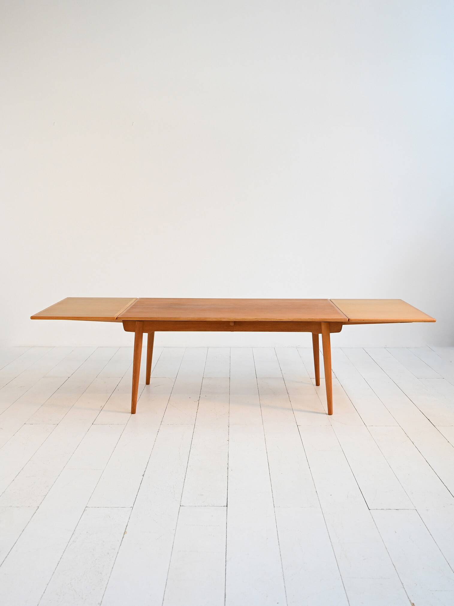Table à manger extensible modèle “AT 312” par Hans J. Wegner