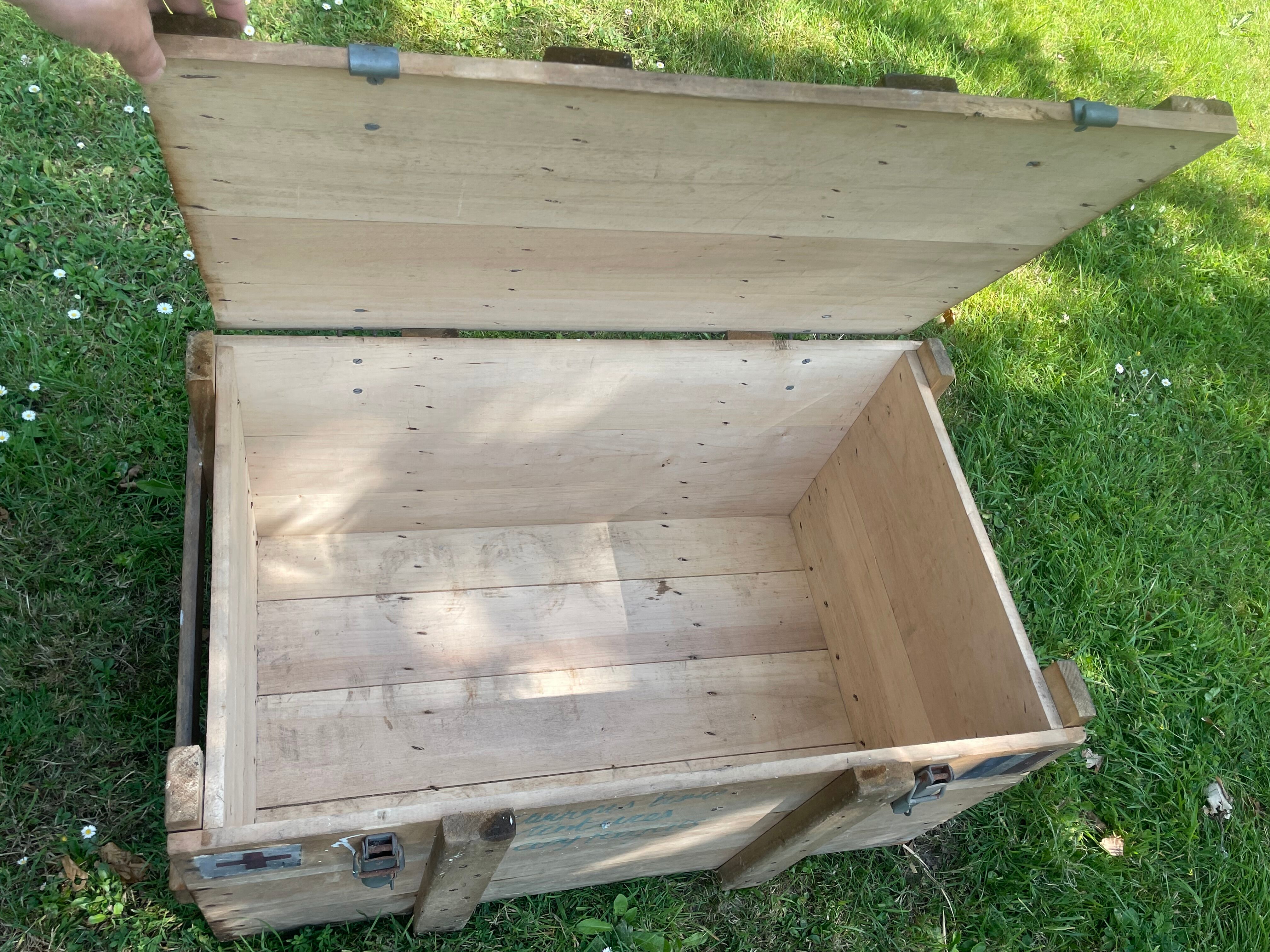 Trunk, natural wood box, very healthy