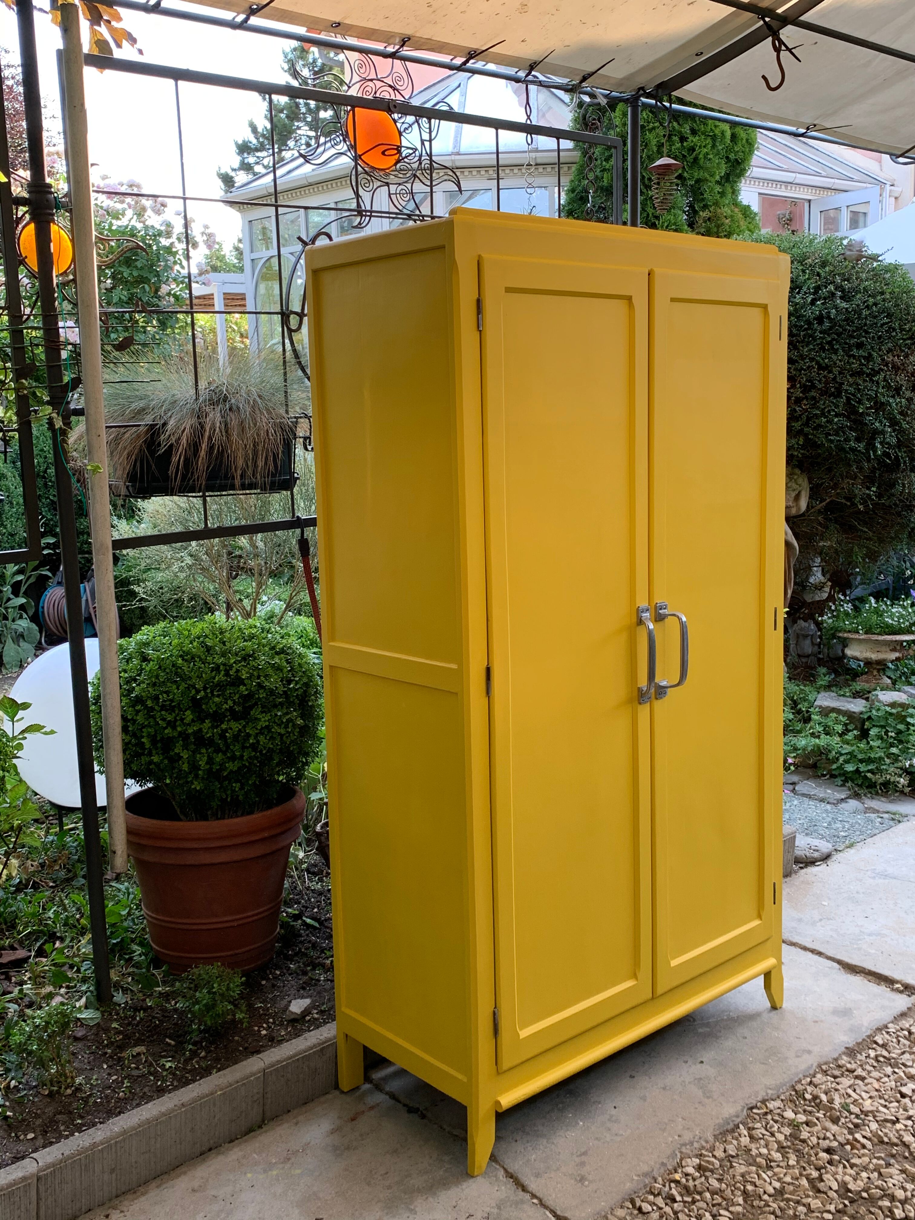Armoire parisienne jaune poudrée 1950