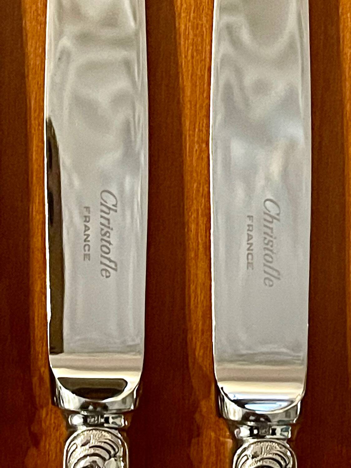 Christofle France, 12 dessert knives and 12 dessert forks in new condition.