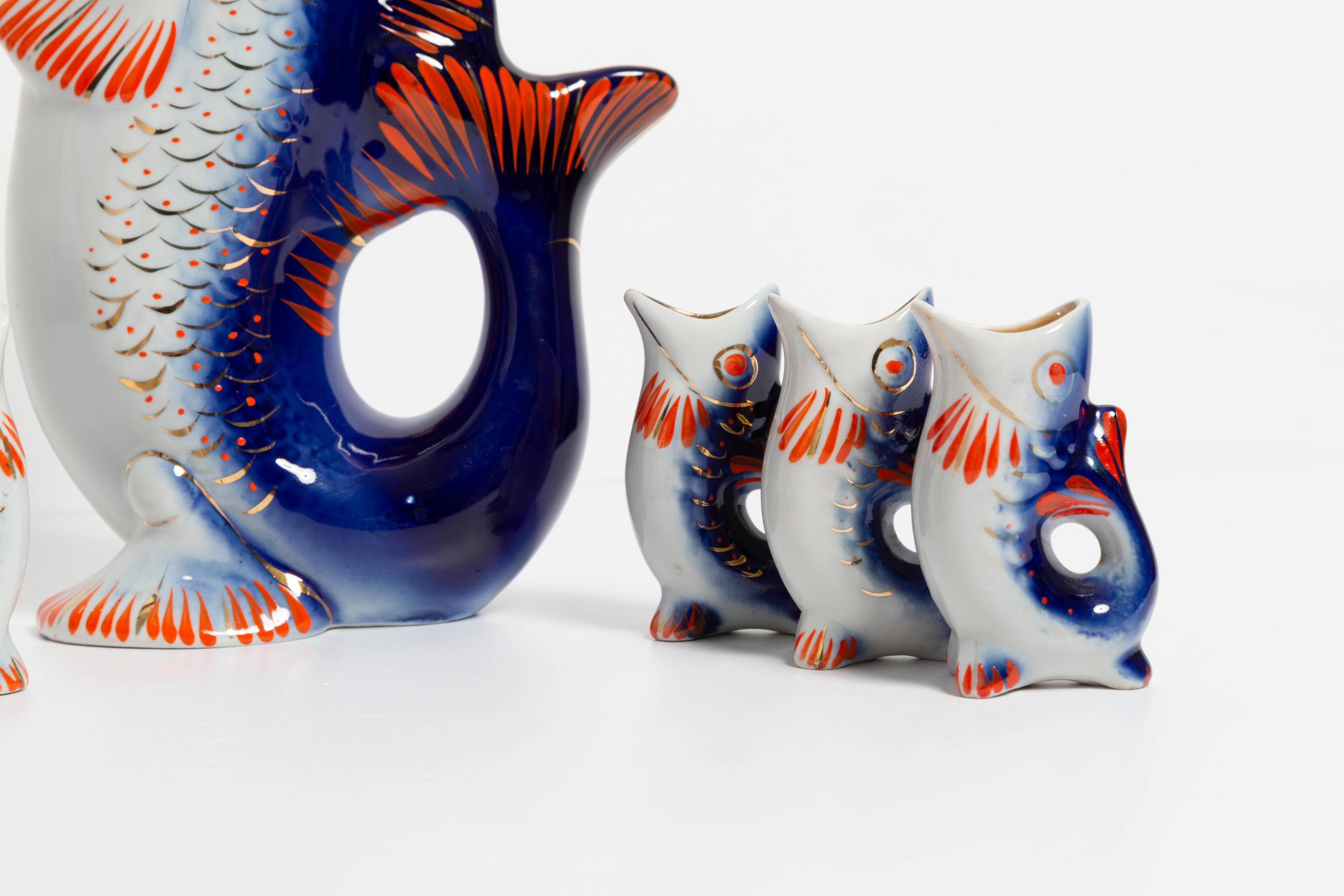 Set of 7 glasses and a carafe in glass and blue porcelain in Mid-Century Modern style.