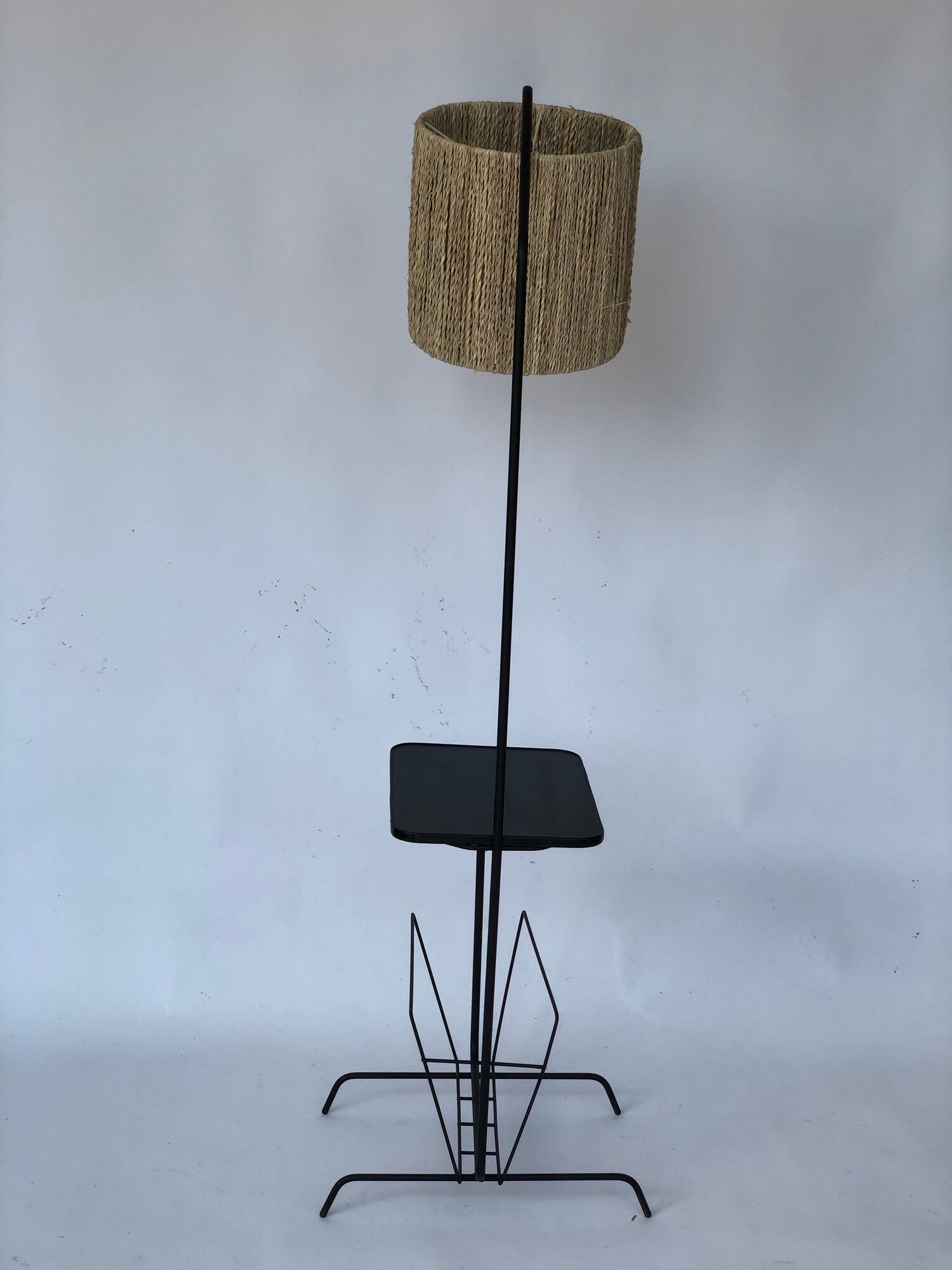 Lampadaire porte-revues en fer forgé, abat-jour en corde 1960