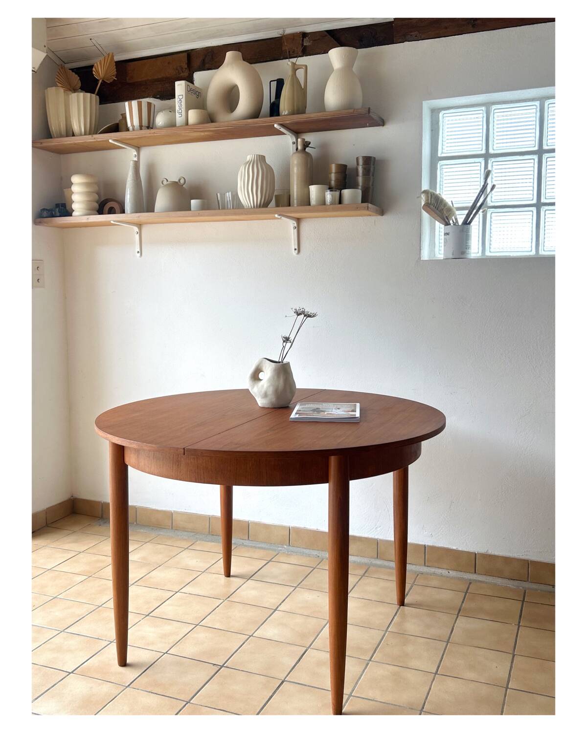 Extendable round table from the 1960s