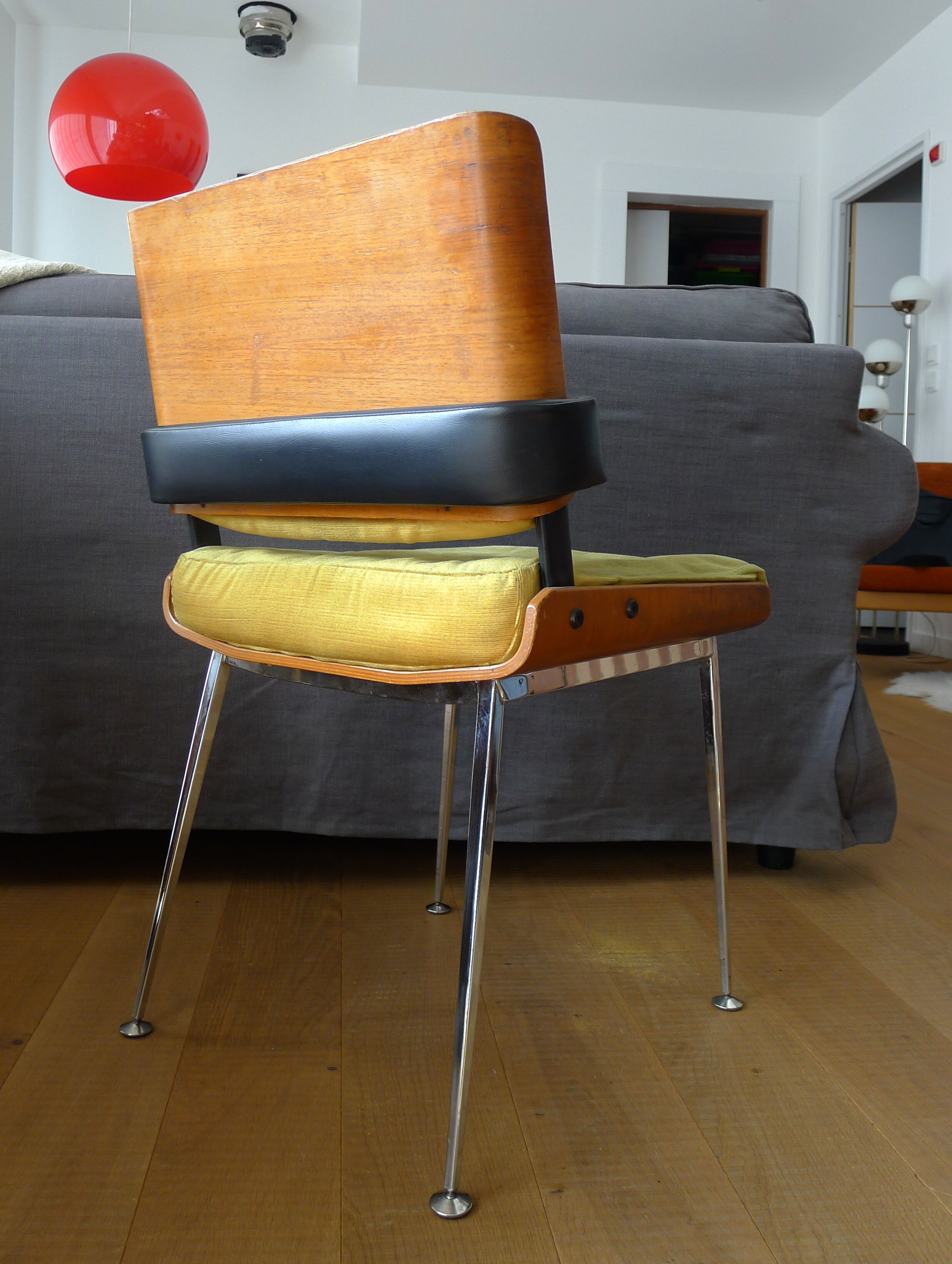 Chaise de chez Modern'Tube série Marcom