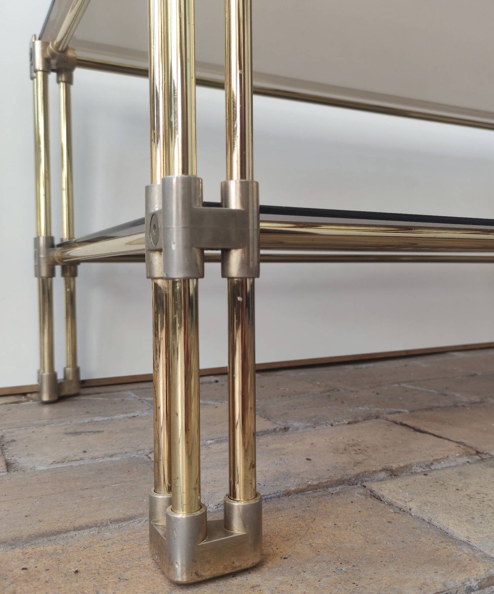 Table basse double plateau vintage en laiton et verre fumé – Années 70