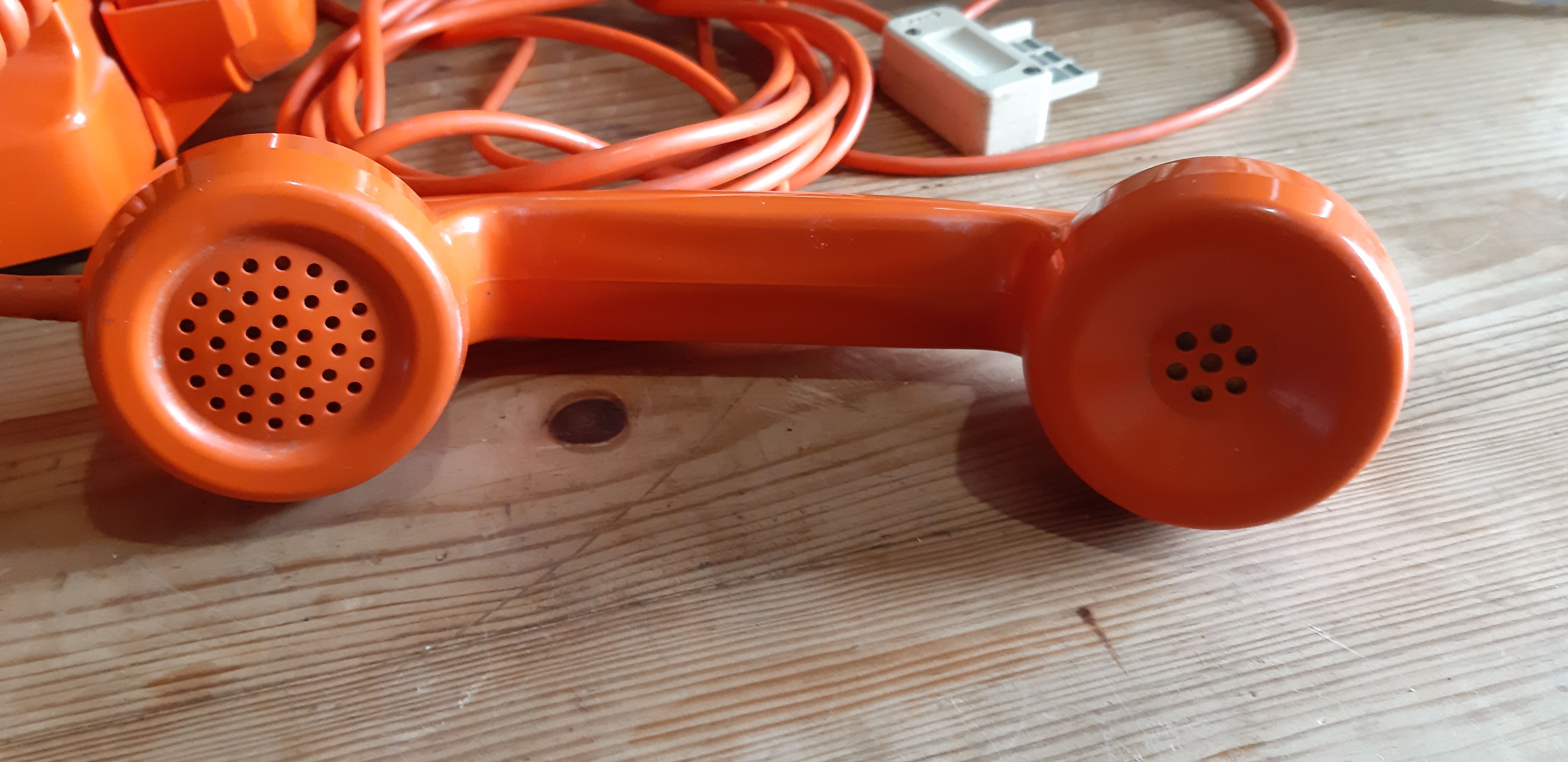 Telephone vintage orange