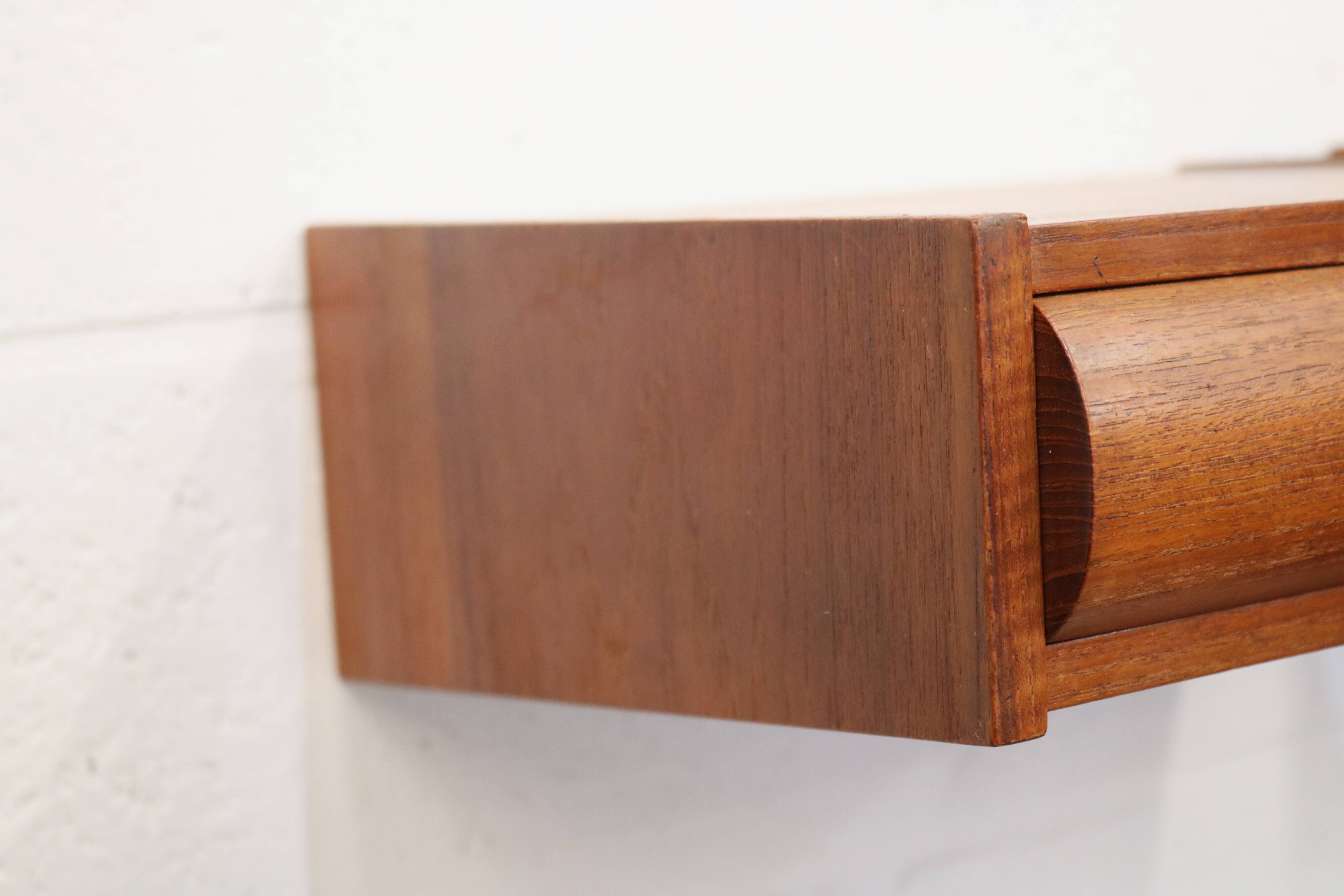 Set of vintage floating nightstands in teak with drawers *** Denmark 1970