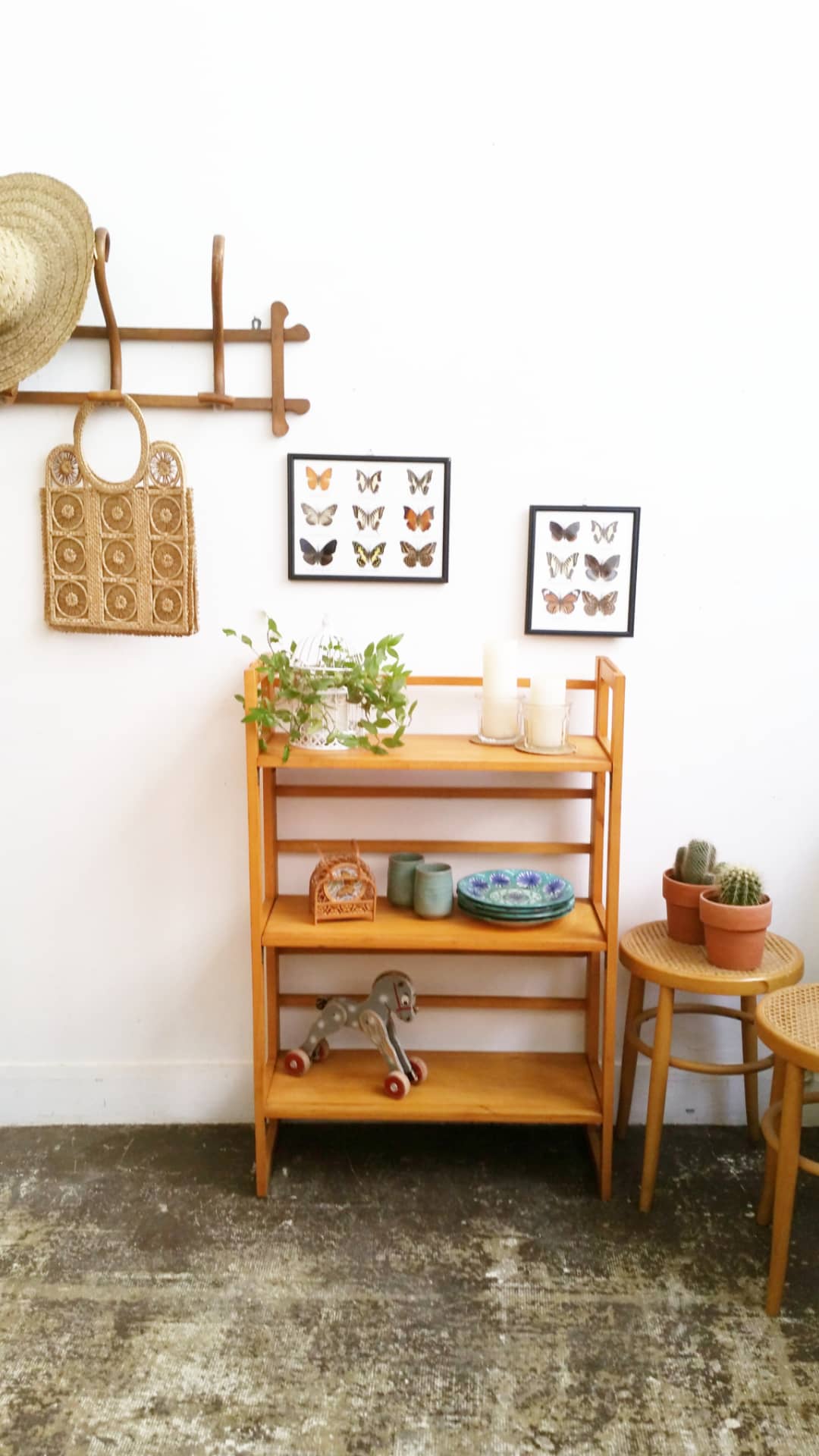 Bookcase vintage library/bookseller complaint