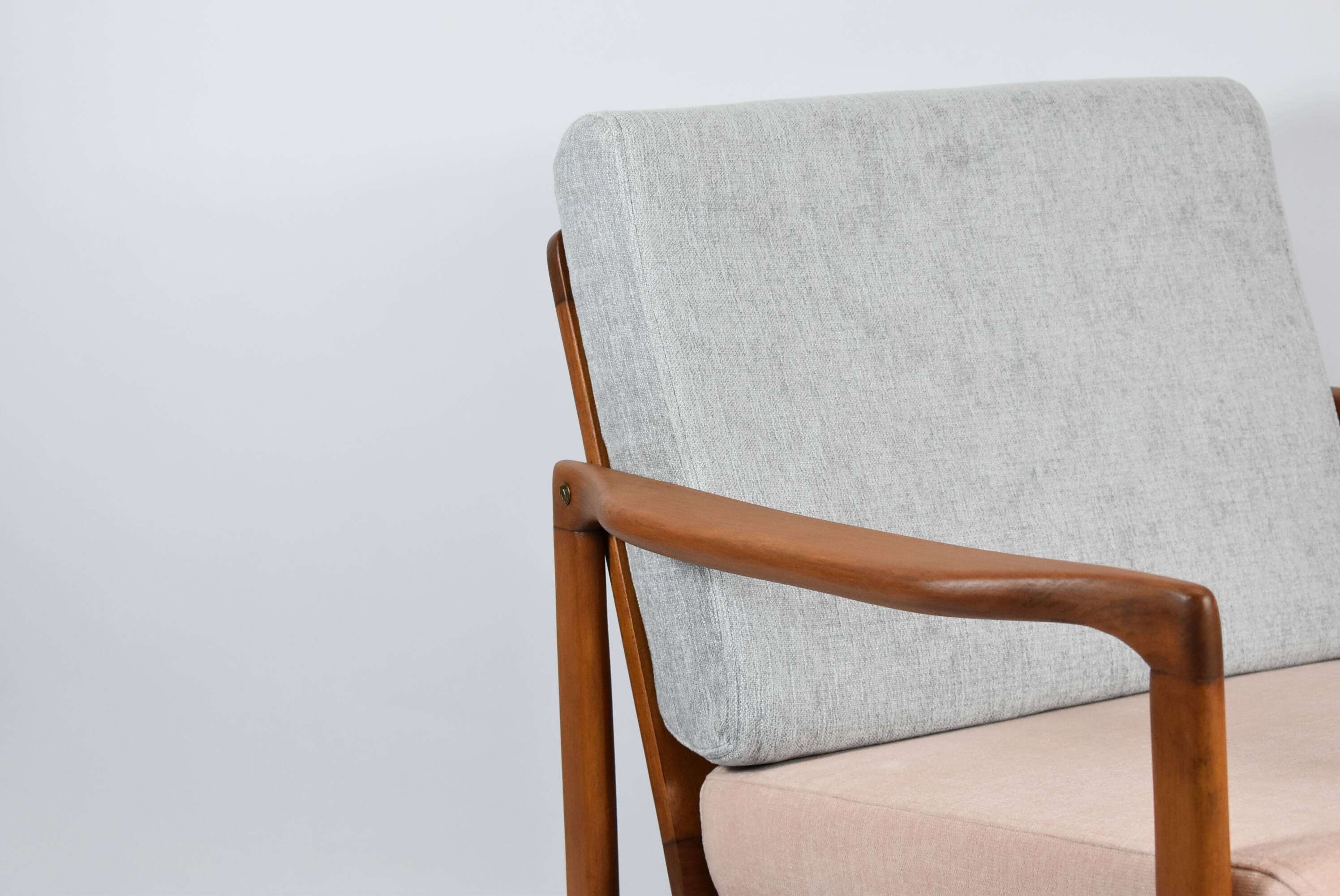 Fauteuil original restauré des années 60, modèle Baczyk, rose poudré et gris, teck