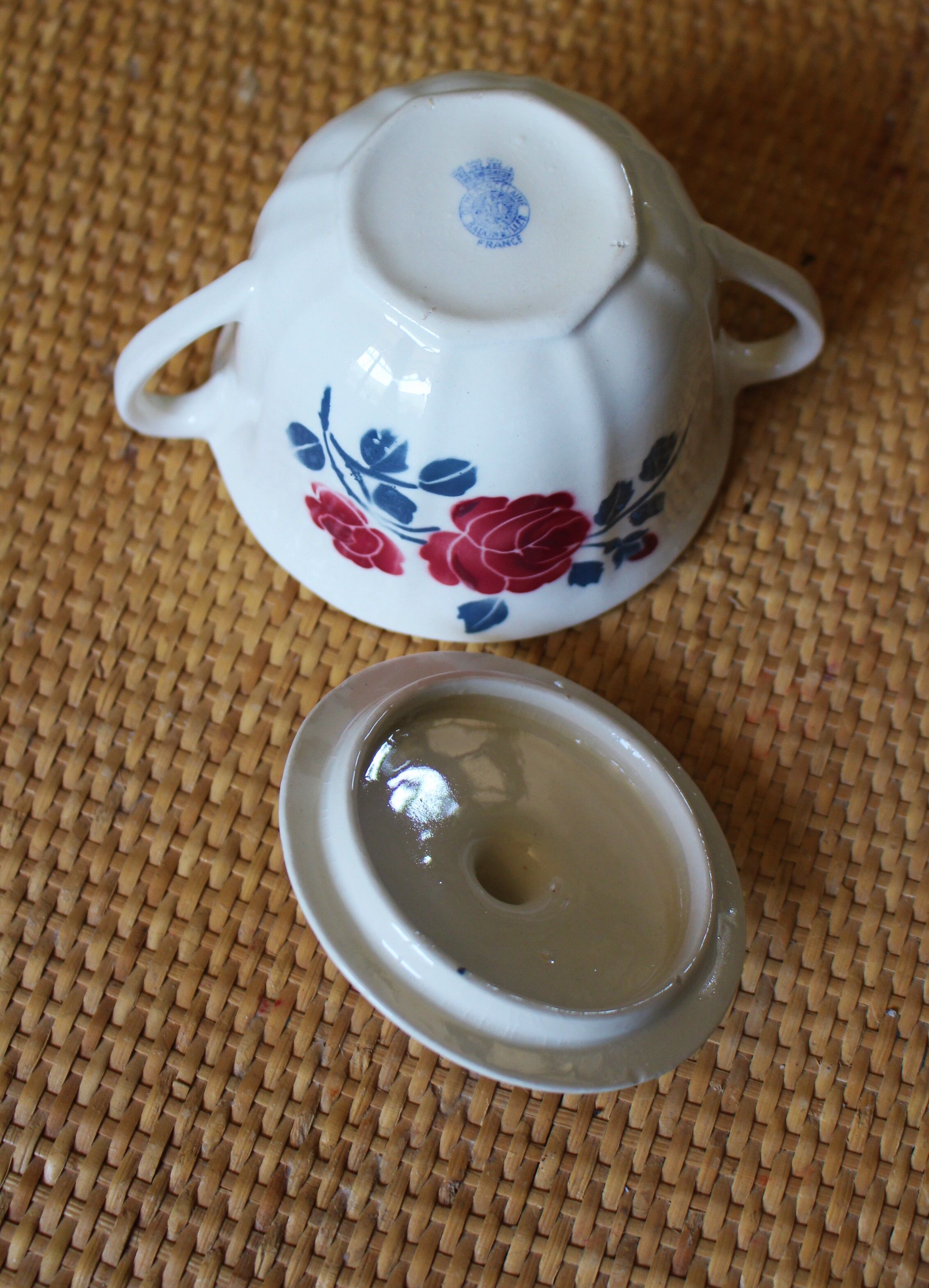Sucrier demi porcelaine Badonviller roses rouge bleu art deco
