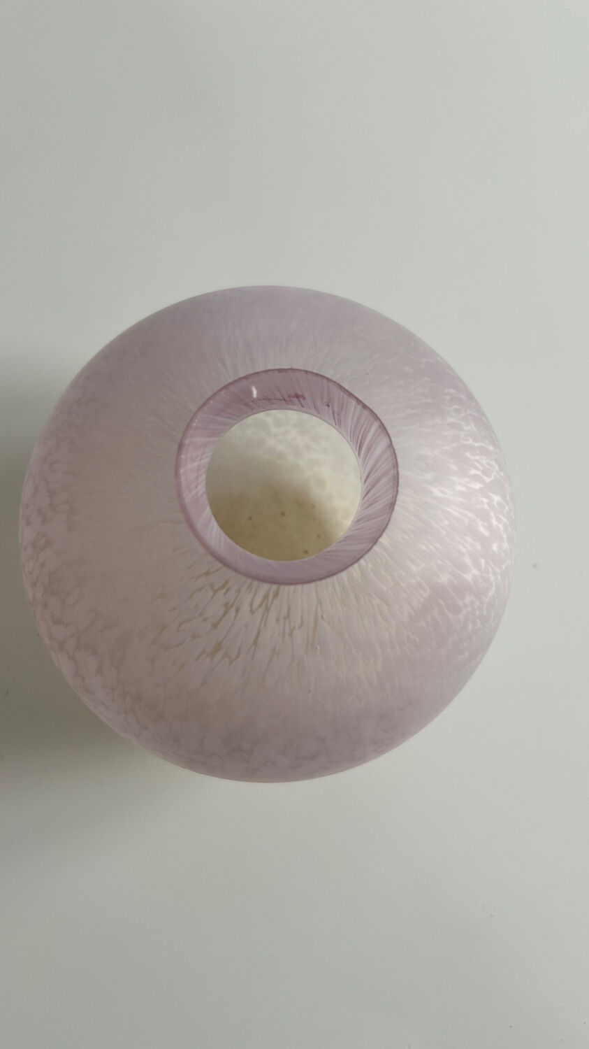 Vase boule moucheté rose