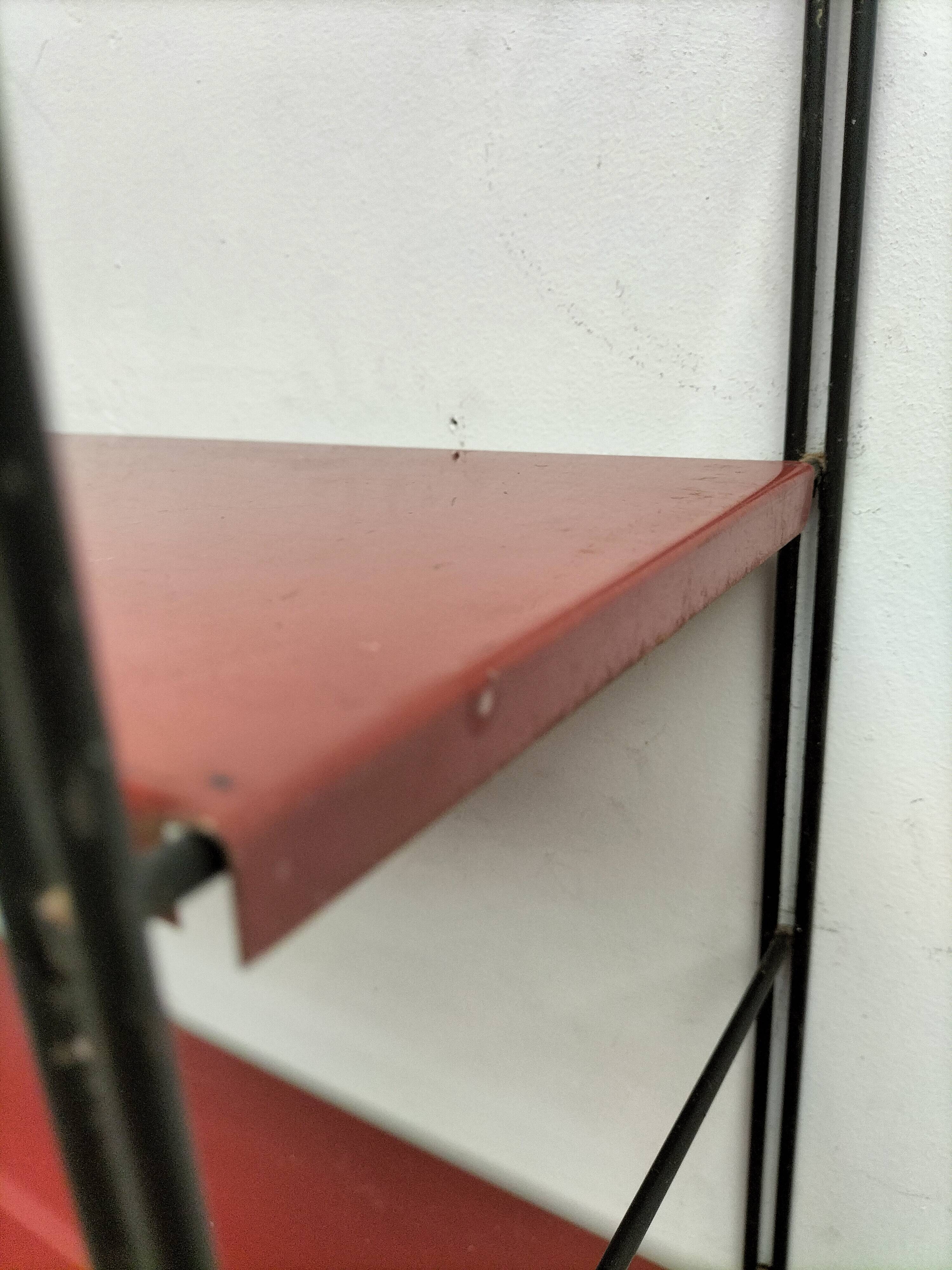 Metal string shelf