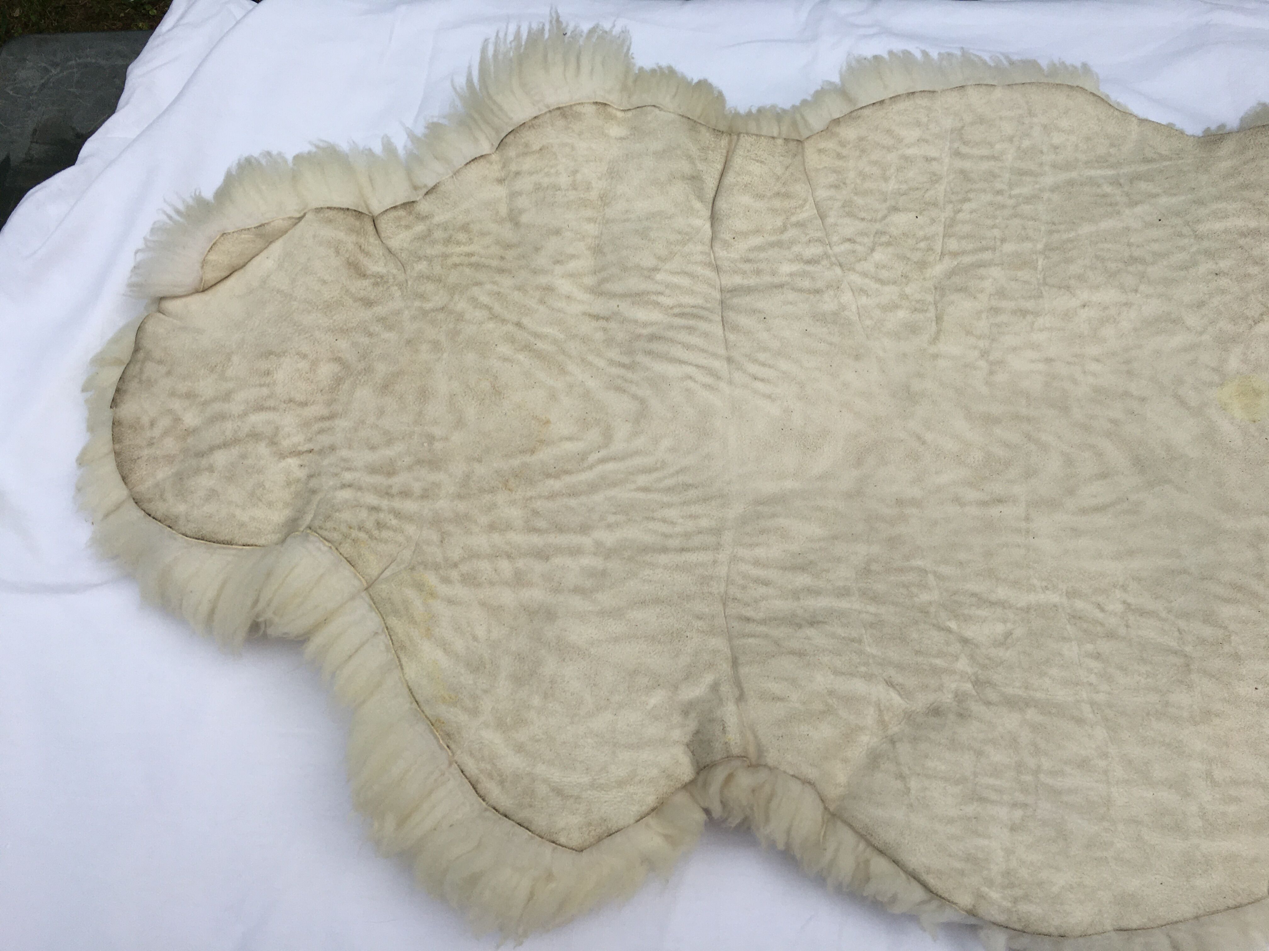 Thick and natural tanned sheepskin 100 cm x 60 cm