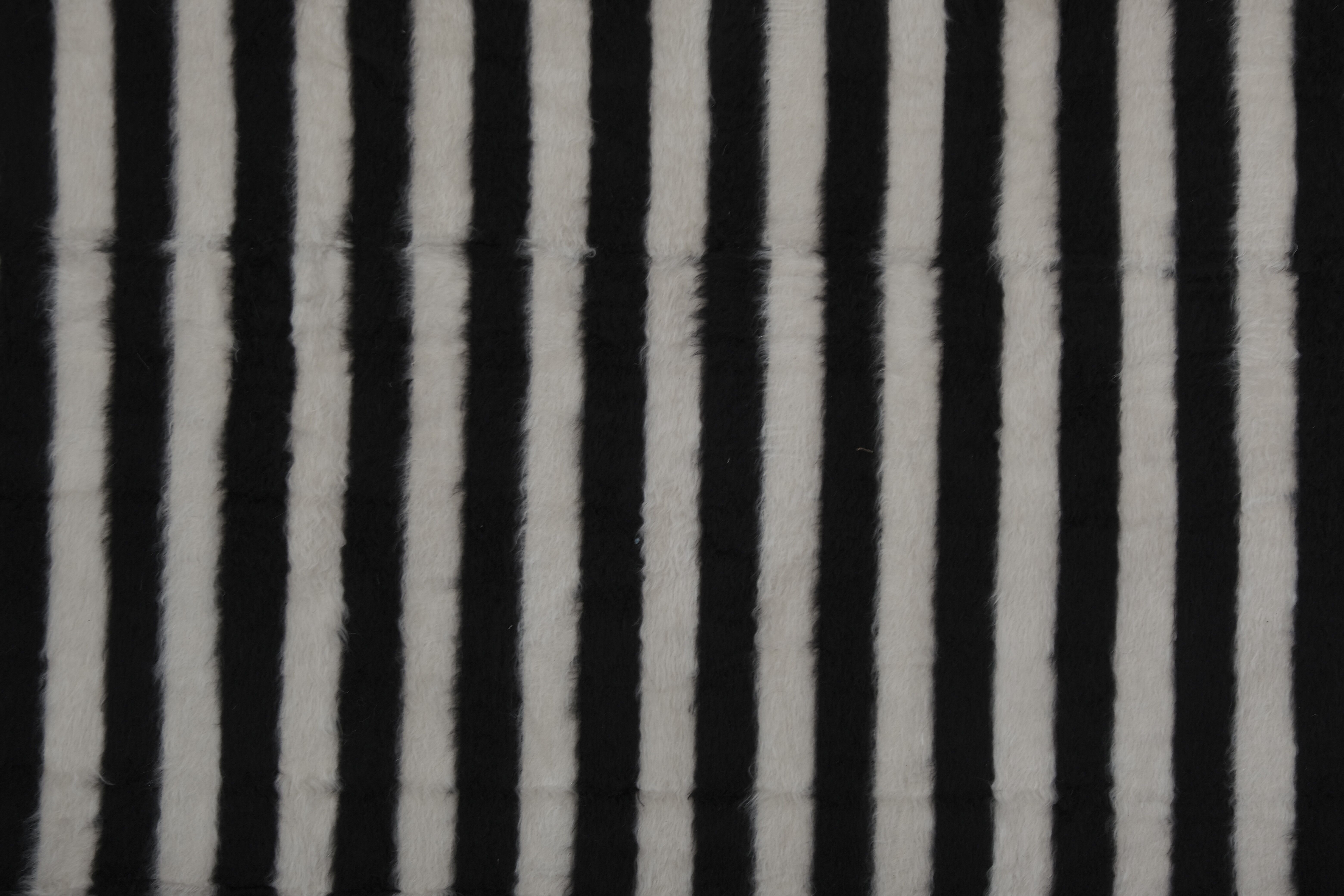 Vintage Turkish rug from Oushak, hand-woven 223x239 cm