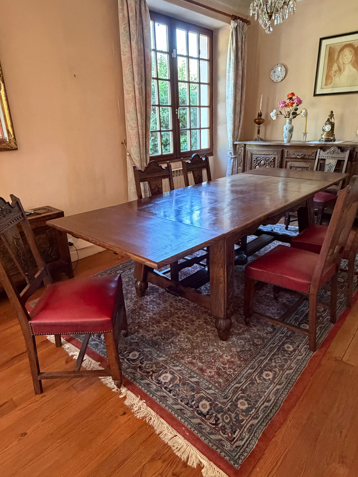 Table en chêne massif avec 2 rallonges intégrées et 7 chaises