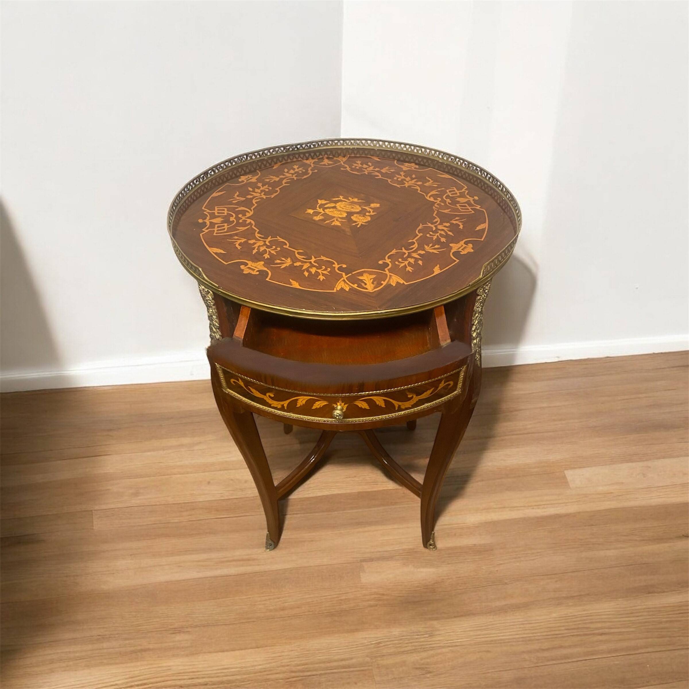 Paire de tables d’appoint Louis XV sculptées en hêtre et bronze, artisanale