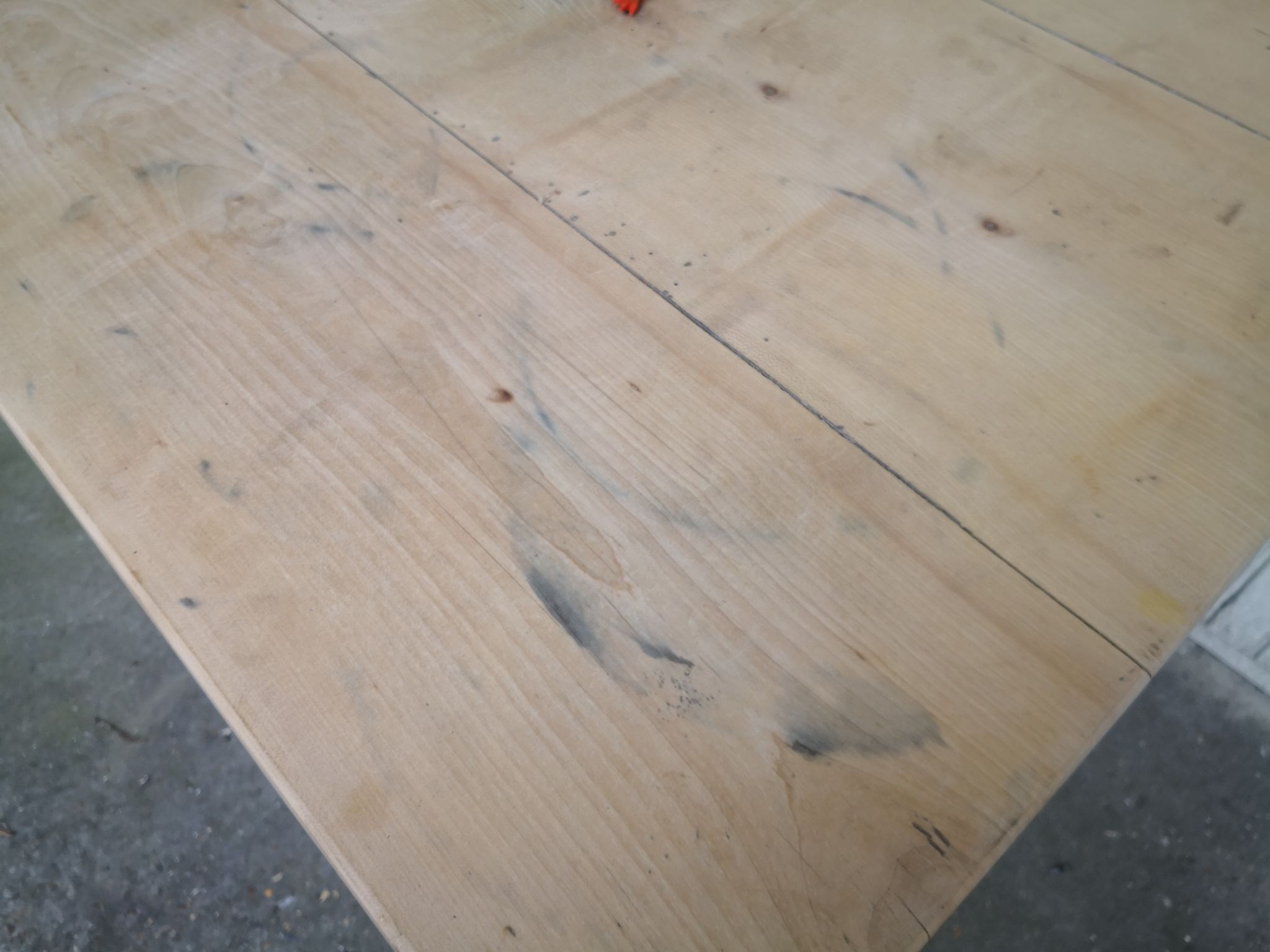 Table de cuisine vintage en bois, pieds courbés