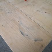 Table de cuisine vintage en bois, pieds courbés