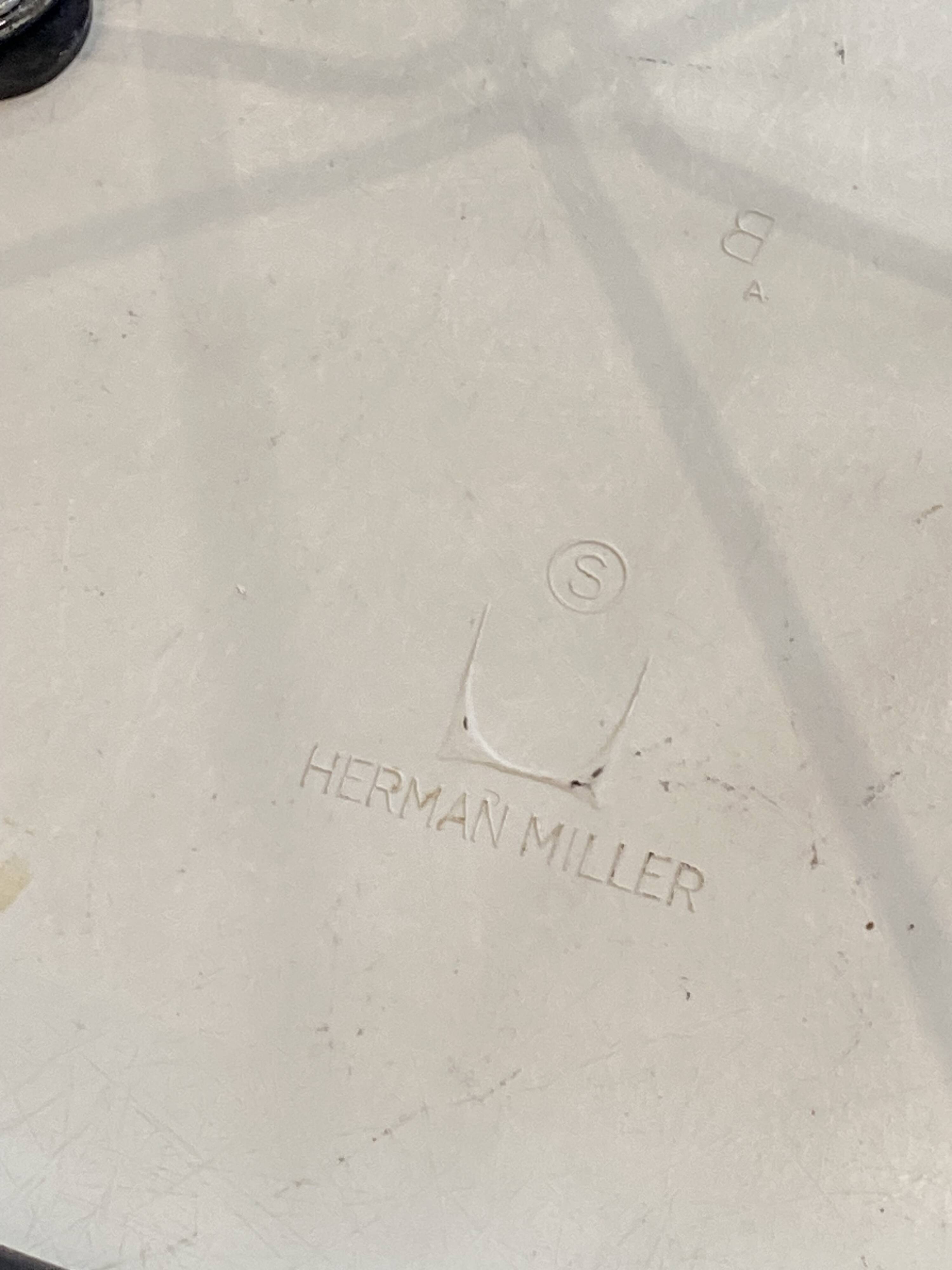 Fibreglass chair with skai vinyl, DSR Eiffel, off-white, Eames, Herman Miller.