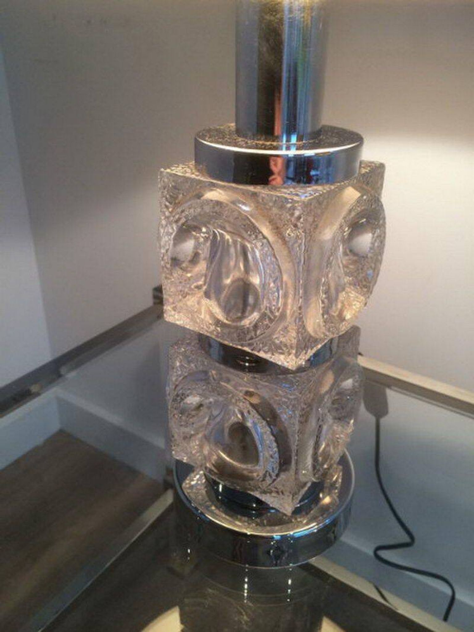 Paire de lampes en verre et chrome. Vers 1970