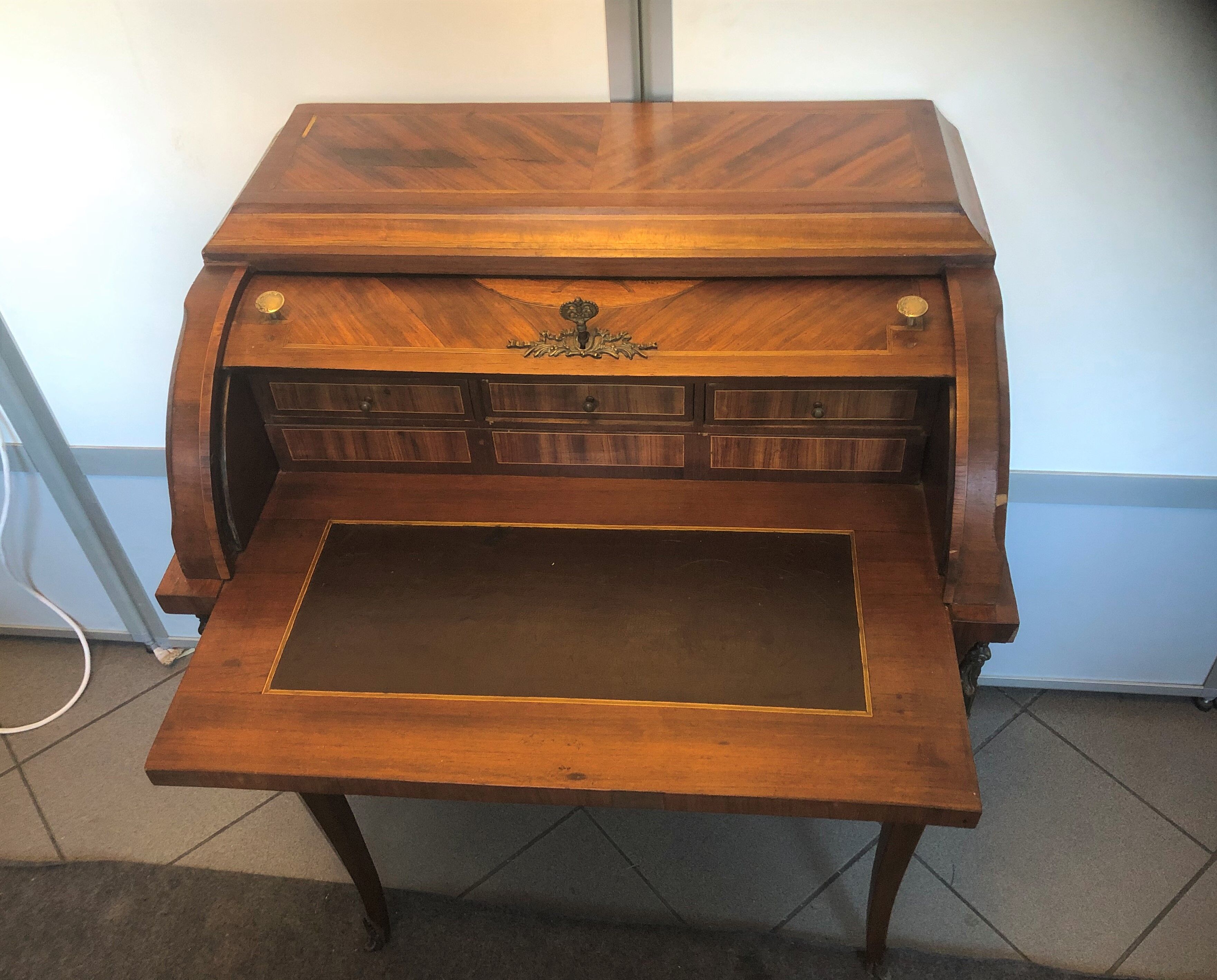 Office in cylindre marqueté