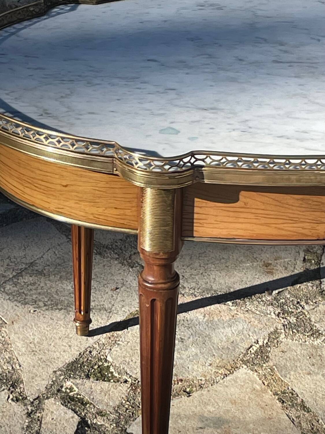 Bouillotte coffee table in blond mahogany, Louis XVI style, 20th century period