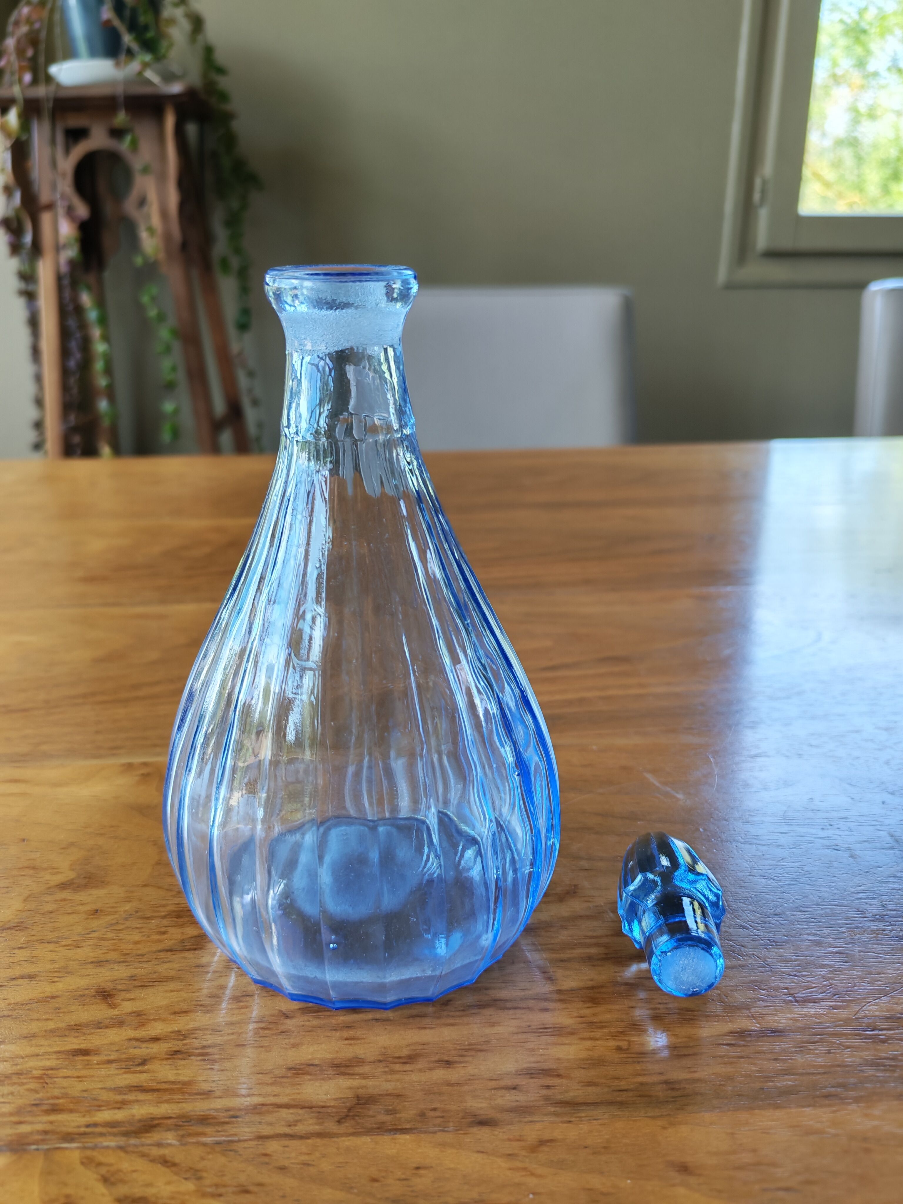 Carafe art deco en verre bleu