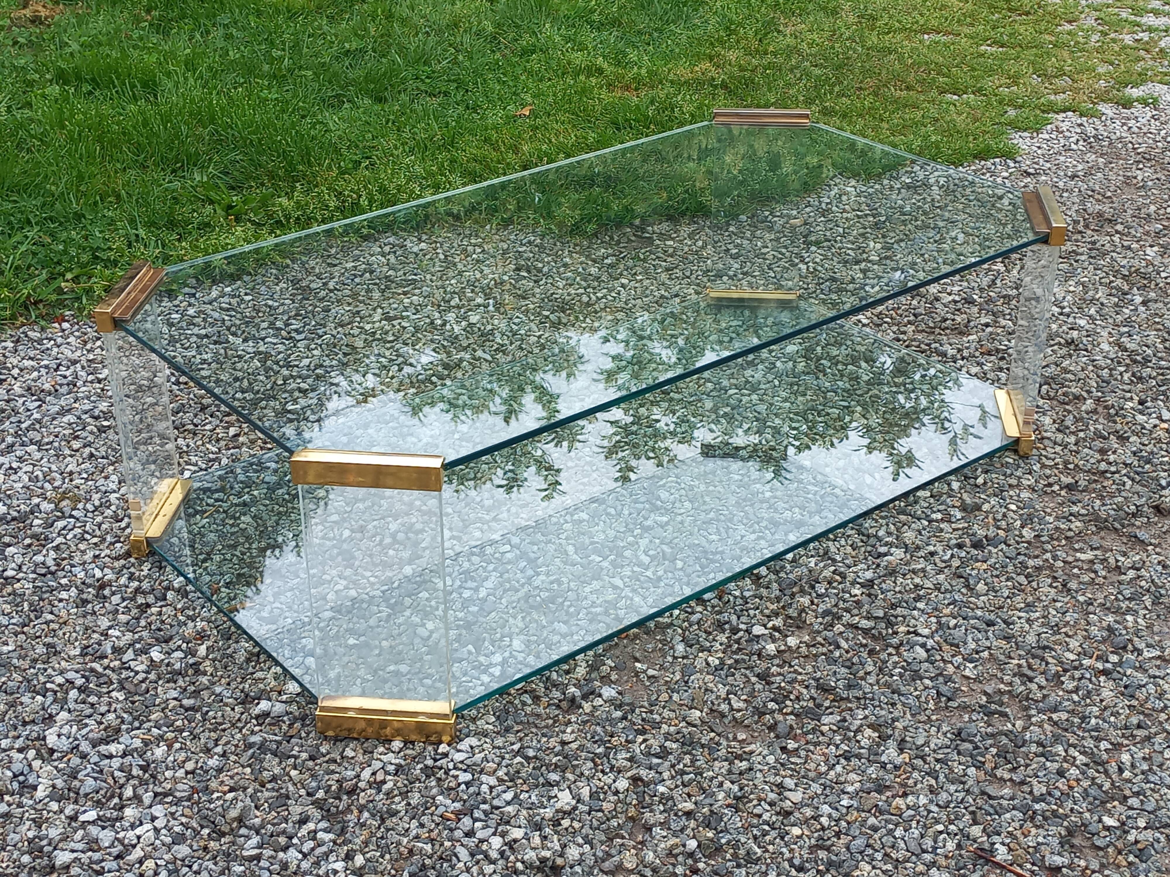 Table basse design des années 70 en verre plexi métal doré