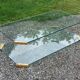 Table basse design des années 70 en verre plexi métal doré