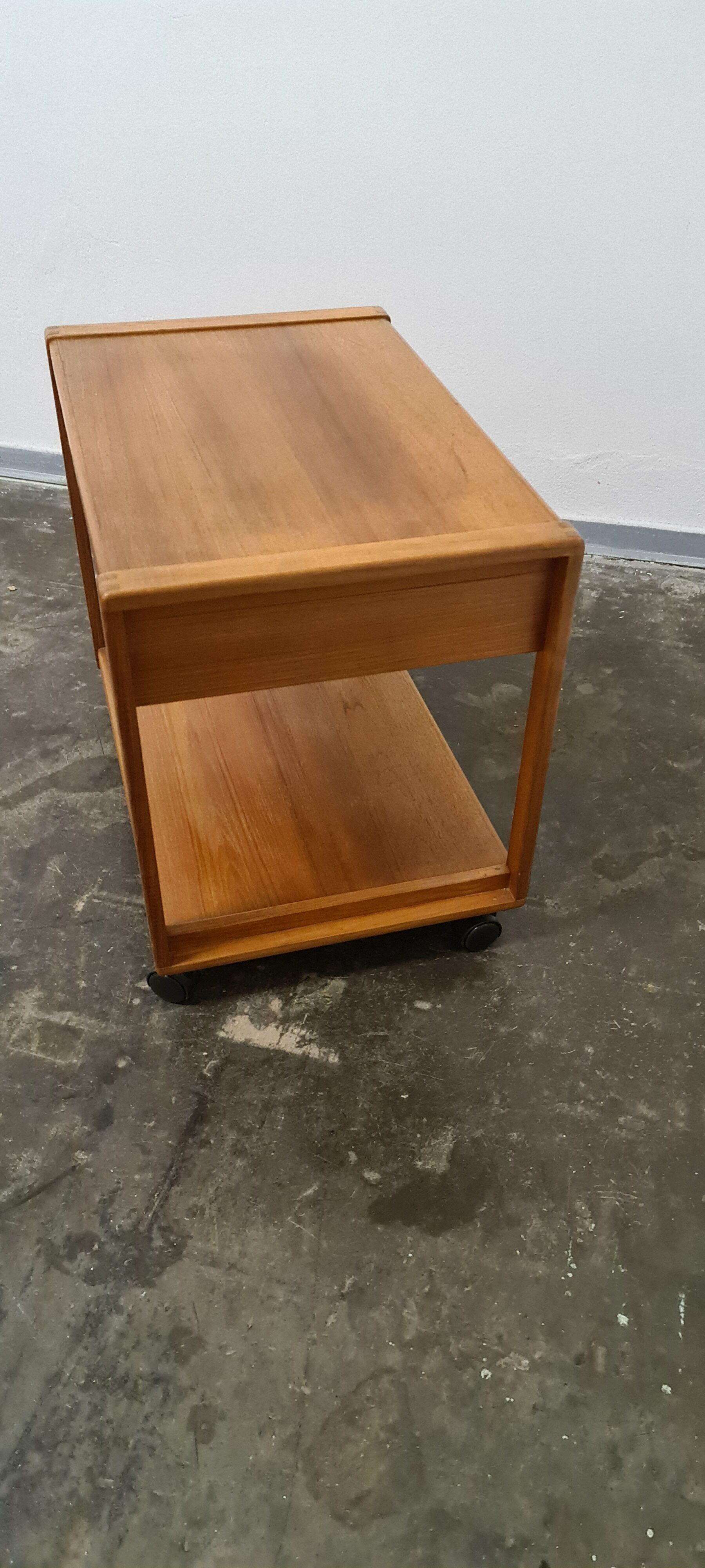 Table d’extrémité en teck vintage ou chariot tv